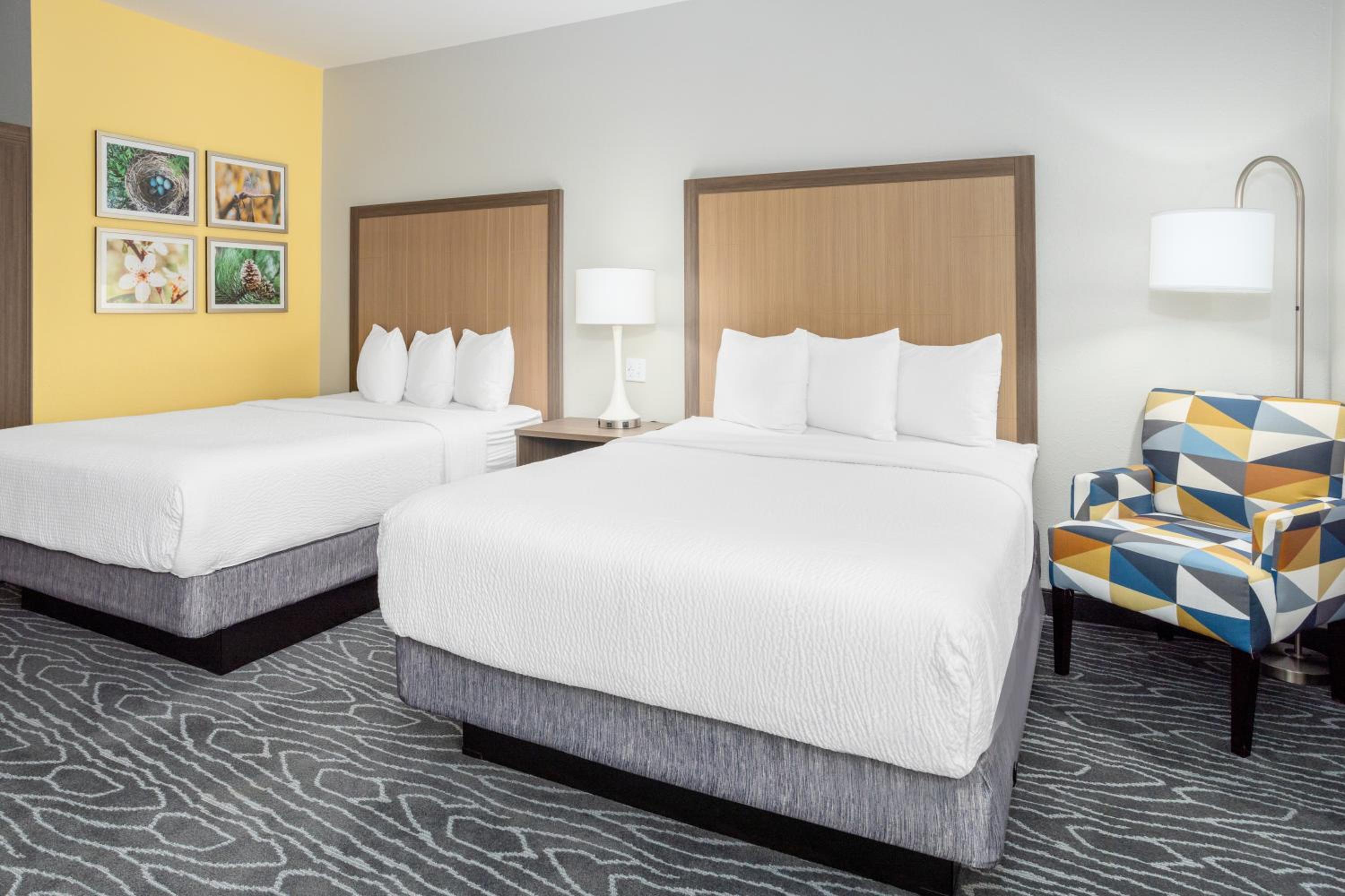 Queen Room with Two Queen Beds - Non-Smoking - Photo 3