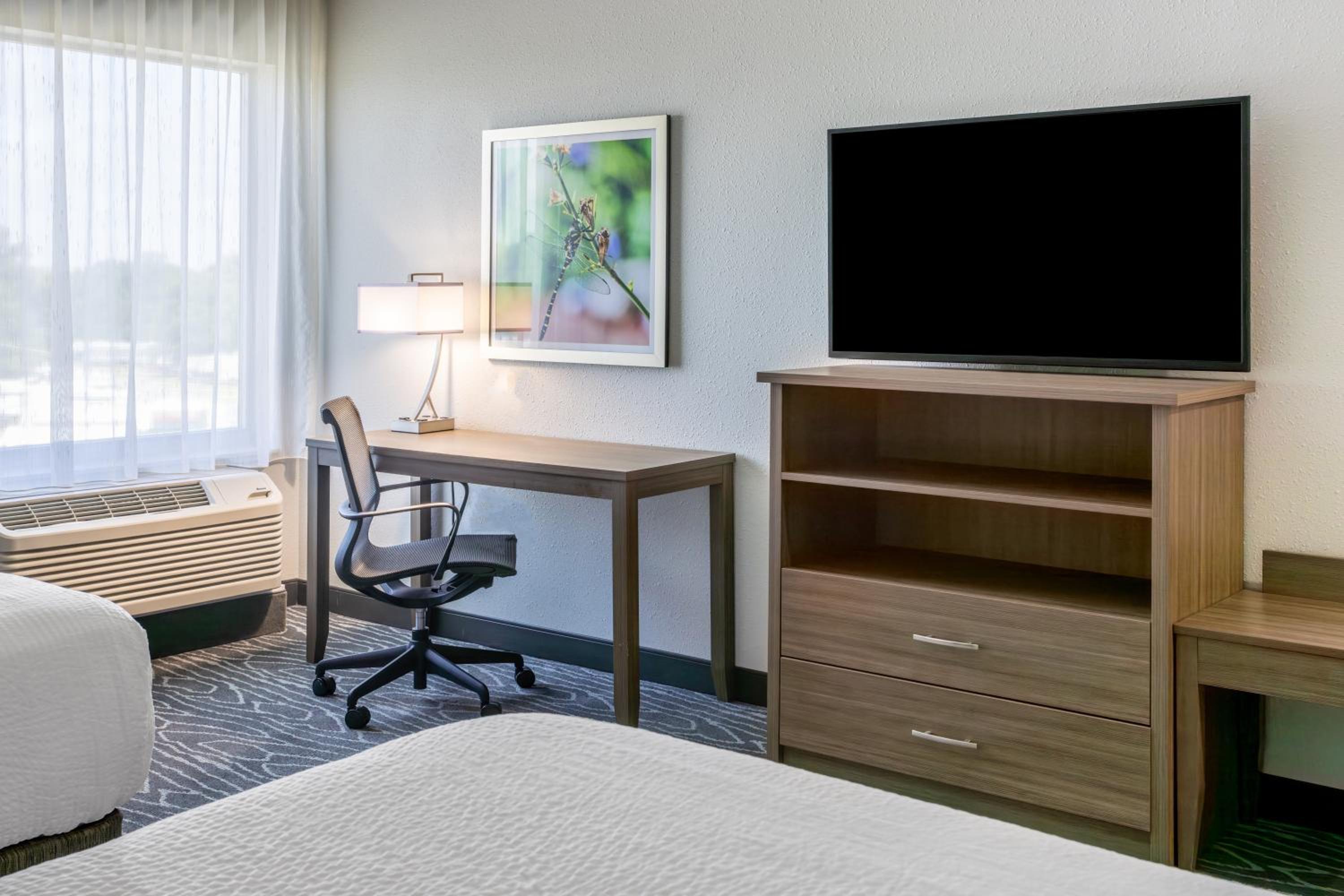 Queen Room with Two Queen Beds - Non-Smoking - Photo 6