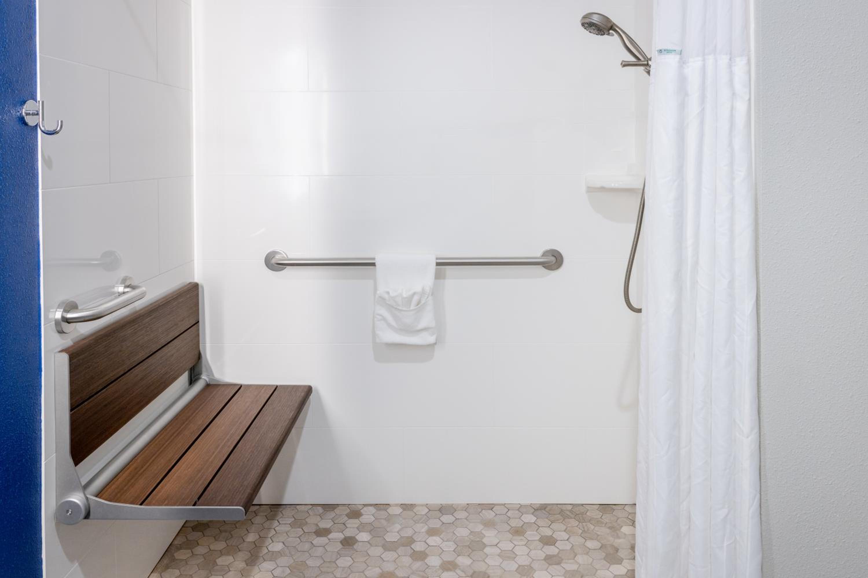 King Room with Mobility/Hearing Access and Roll-In Shower - Non-Smoking - Photo 3