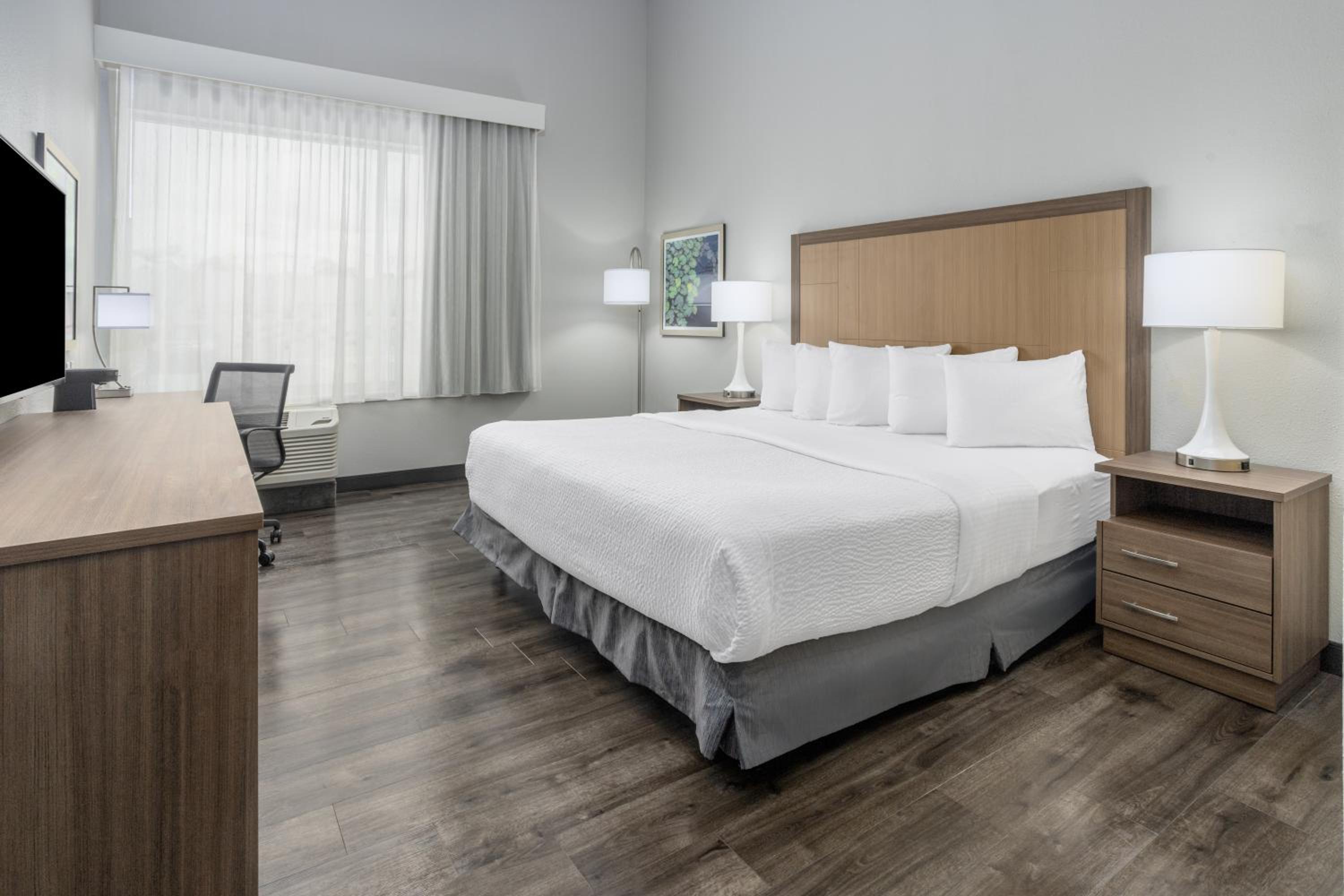 King Room with Mobility/Hearing Access and Roll-In Shower - Non-Smoking - Photo 4