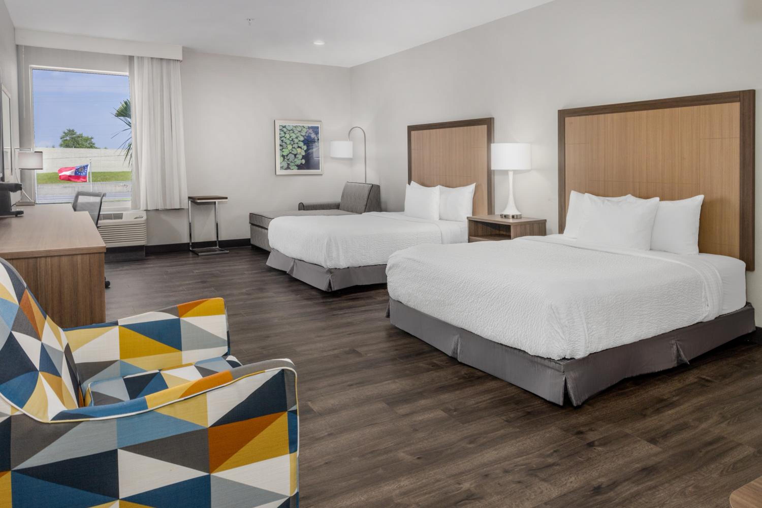 Queen Room with Two Queen Beds - Non-Smoking - Photo 7