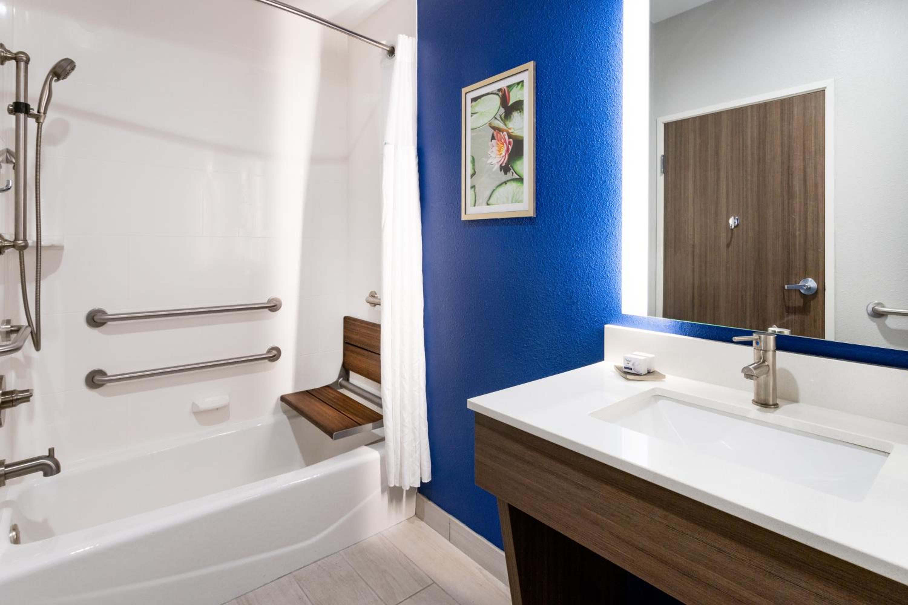 King Room with Mobility/Hearing Access and Roll-In Shower - Non-Smoking - Photo 5