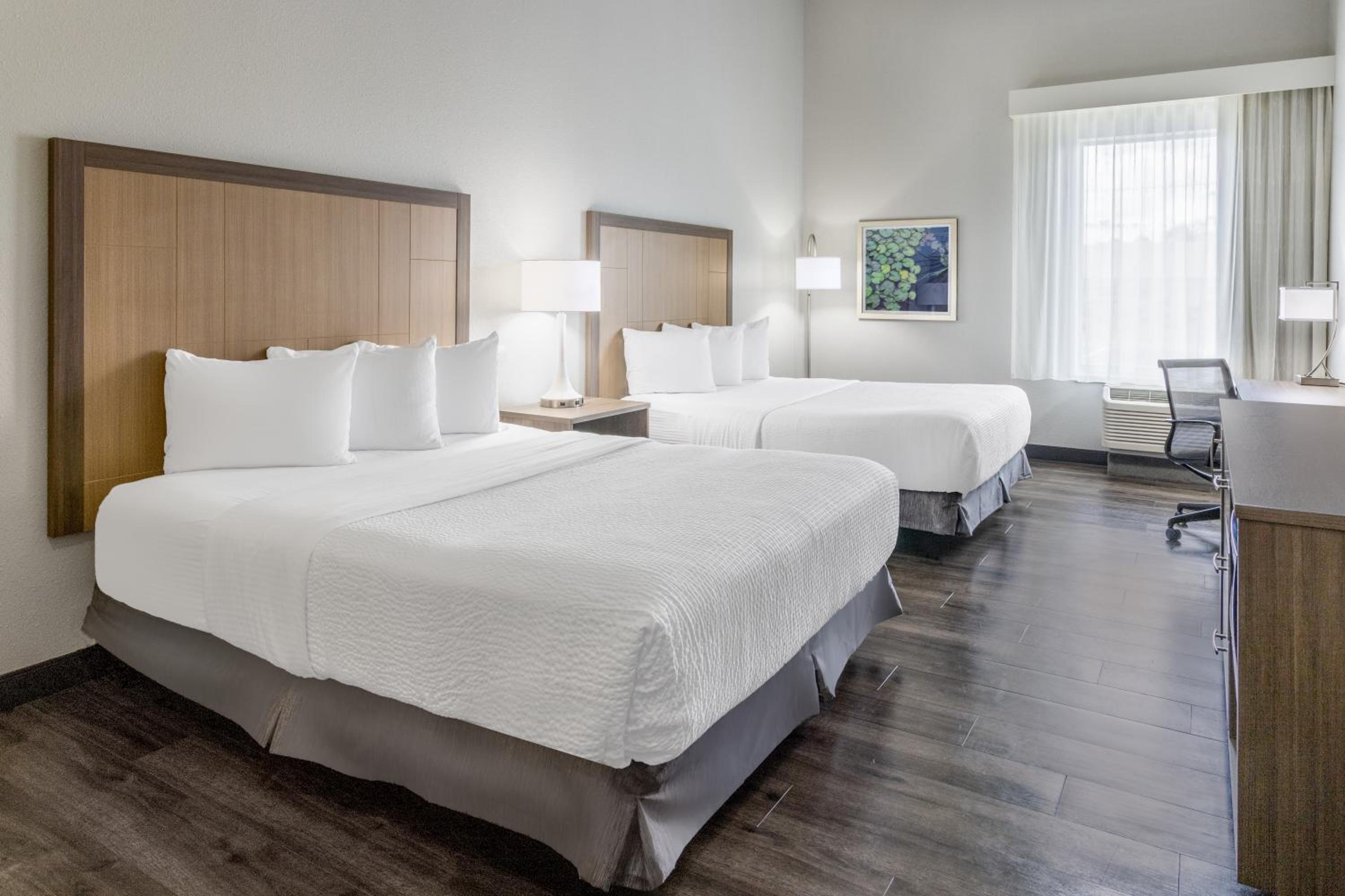 Queen Room with Two Queen Beds - Non-Smoking - Photo 8