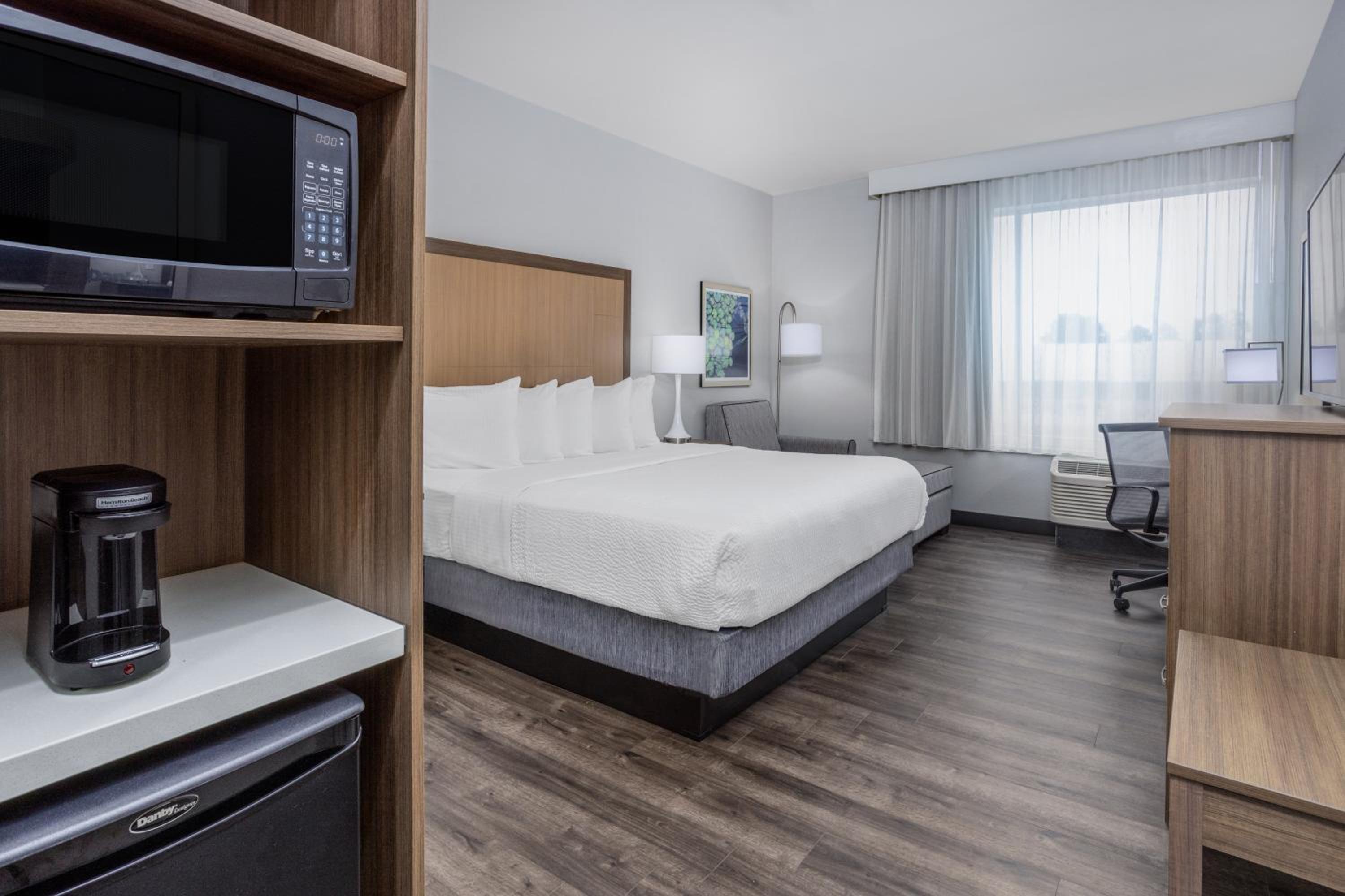 King Room with Mobility/Hearing Access and Roll-In Shower - Non-Smoking - Photo 2