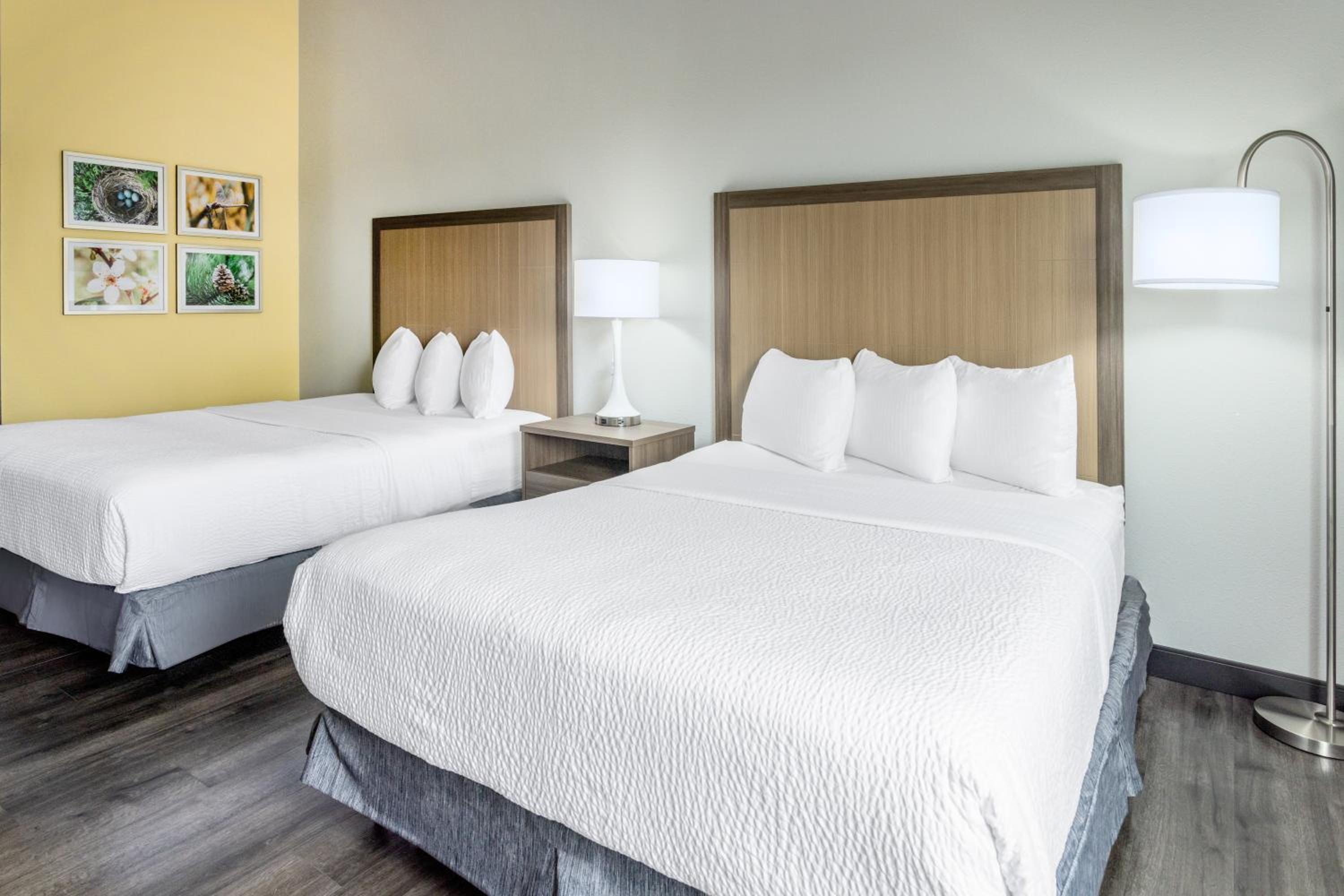 Queen Room with Two Queen Beds - Non-Smoking - Photo 9