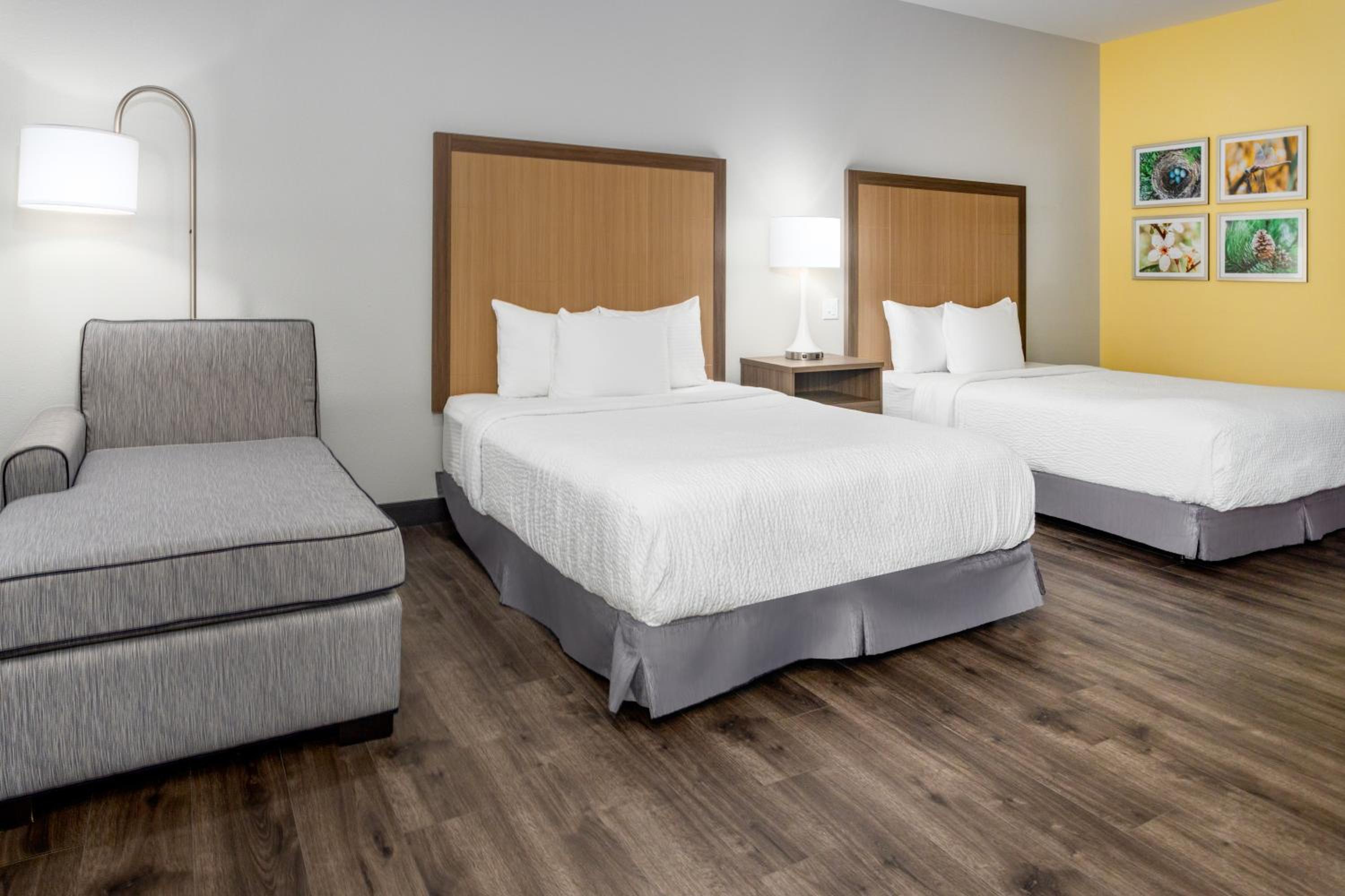 Queen Room with Two Queen Beds - Non-Smoking - Photo 12