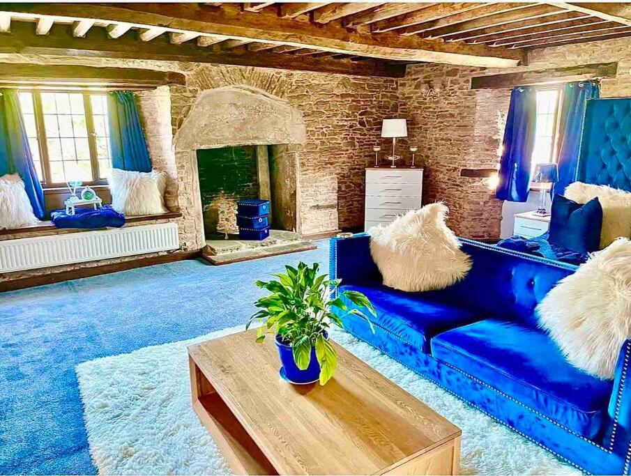 Six-Bedroom House photo 1