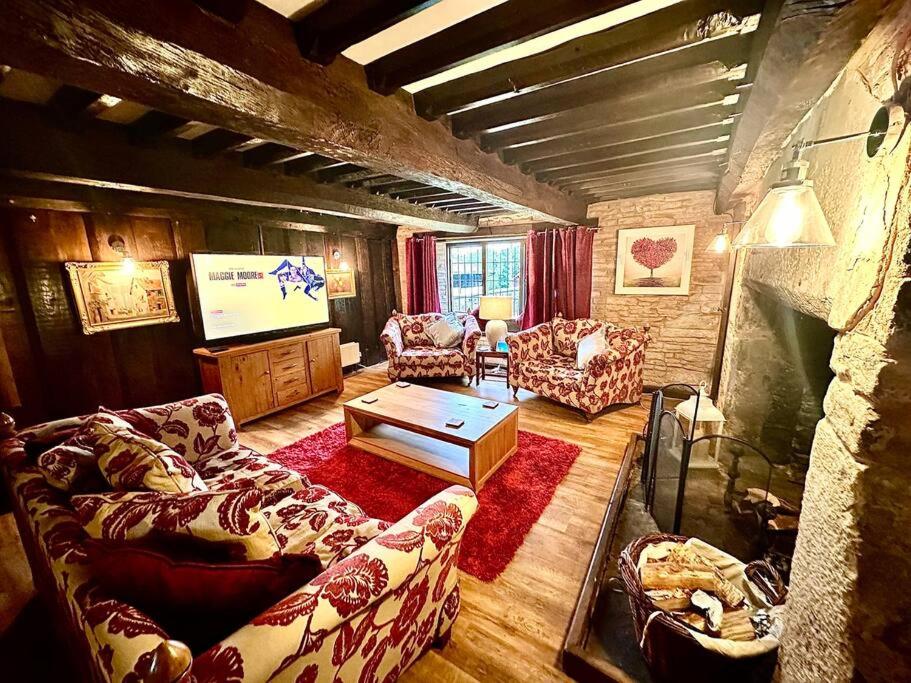 Six-Bedroom House photo 3