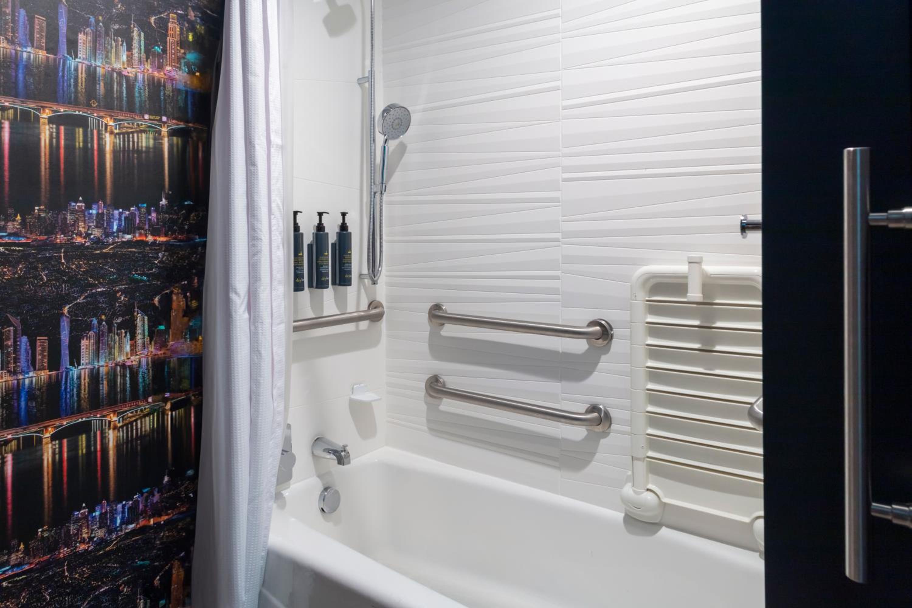 King Room with Adapted Tub - Mobility Accessible - Photo 11