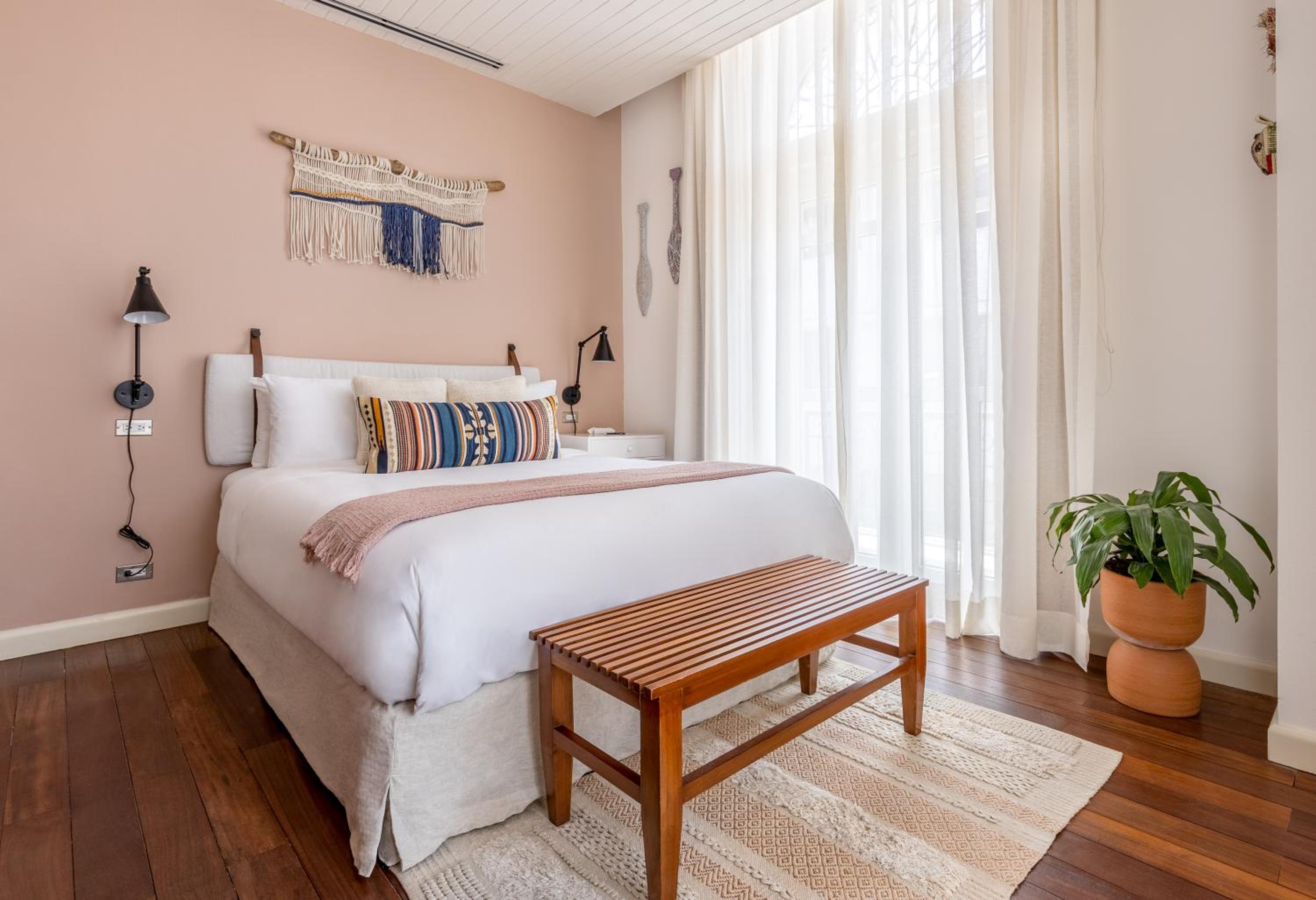 Bright 2BR Apartment with Balcony in Casco Viejo photo 1