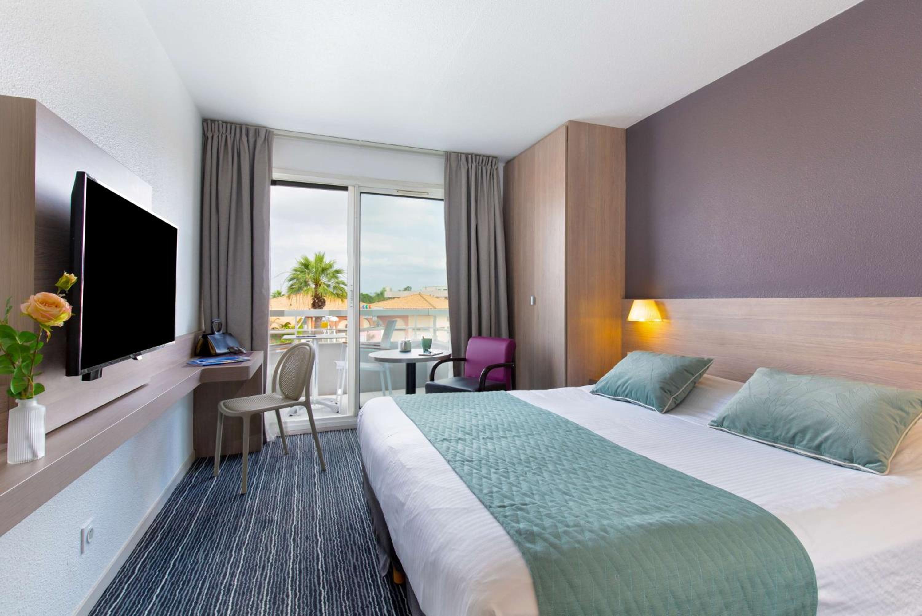 Standard Twin Room with Balcony - Photo 2