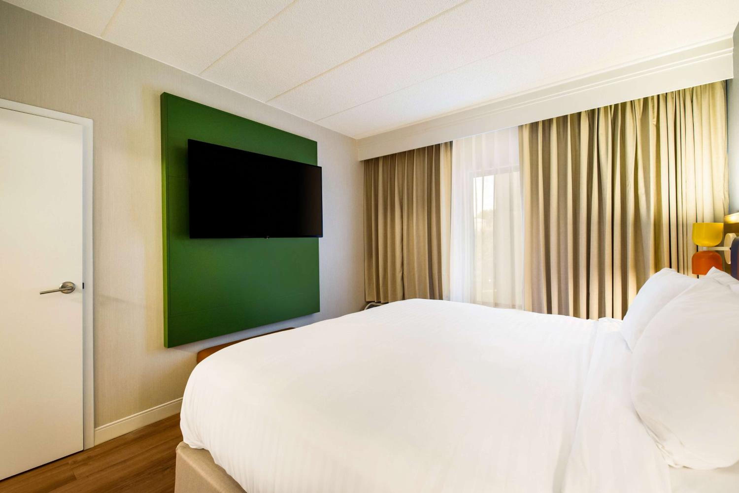 One-Bedroom King Suite - Photo 4
