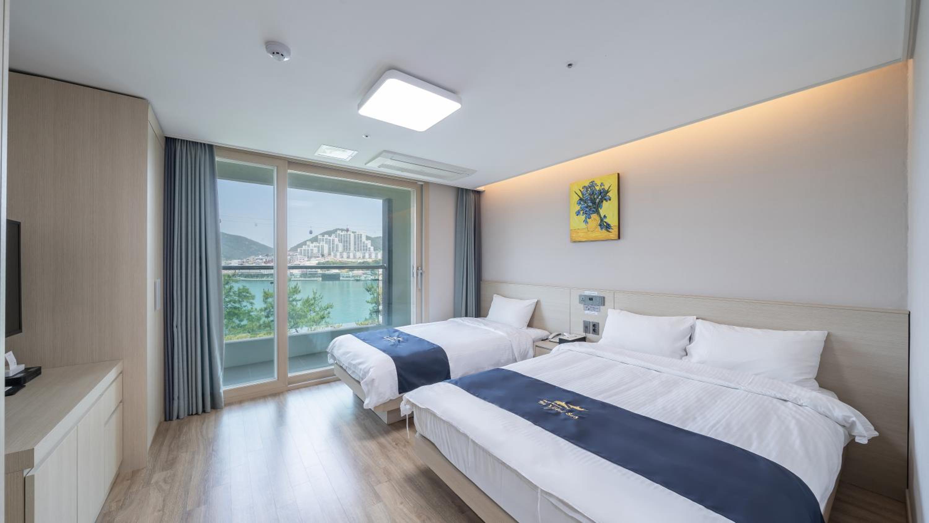 Deluxe Twin Room with Ocean View - Photo 1