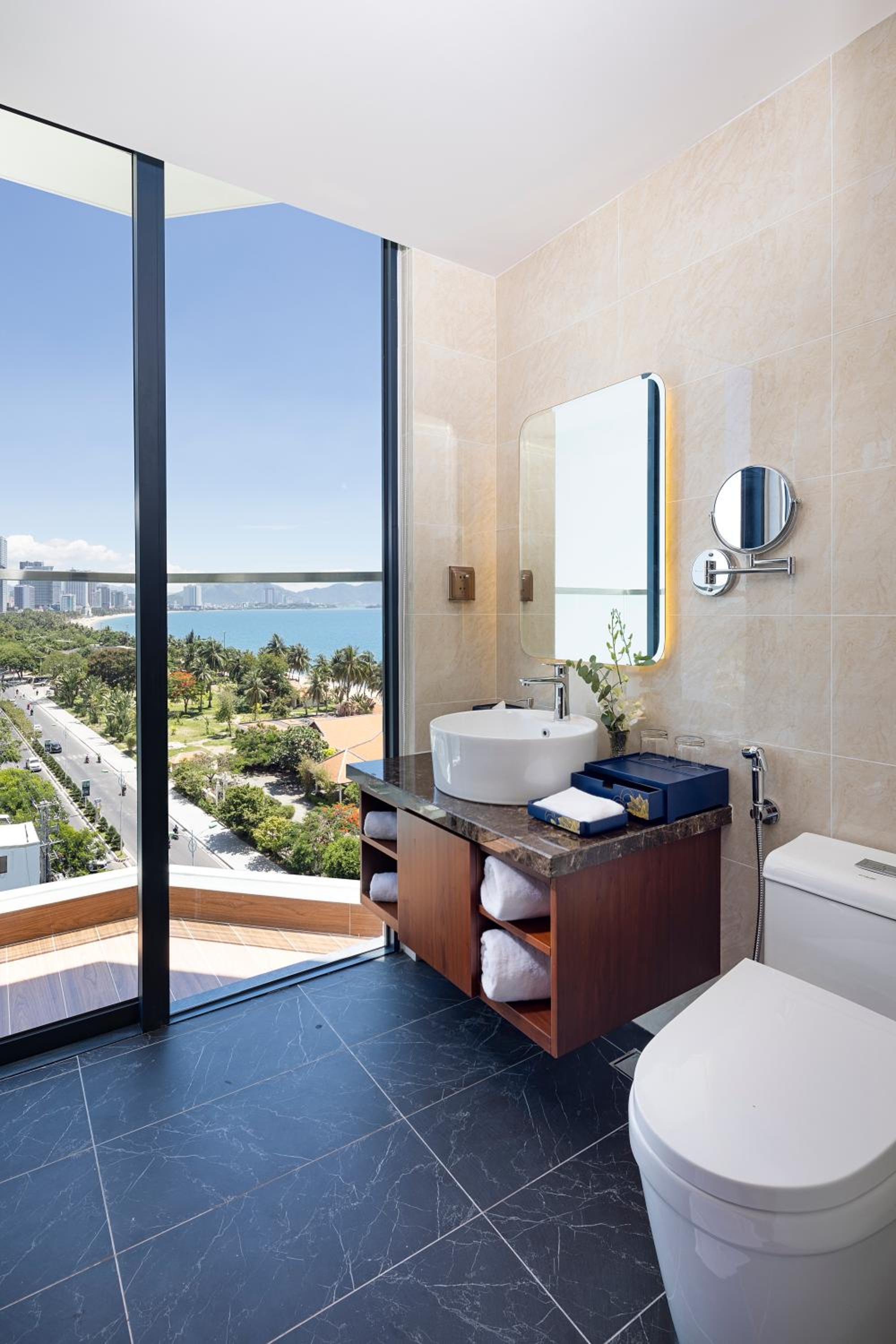 Superior King Room - Photo 5