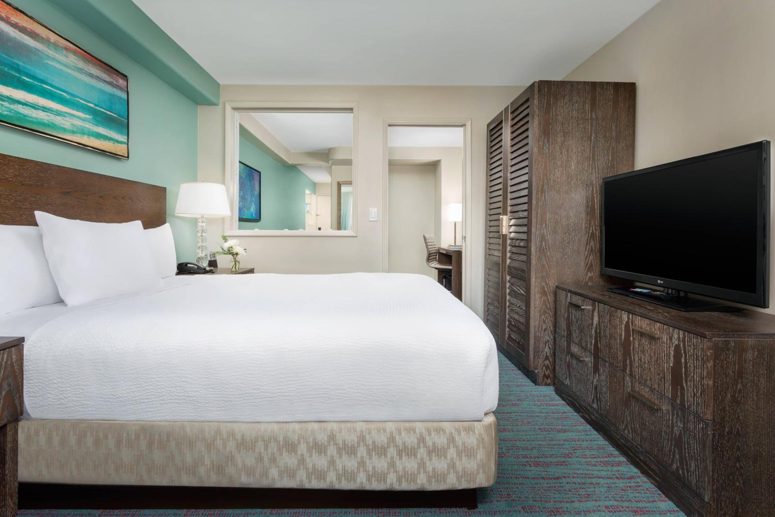 One-Bedroom Suite - Photo 4