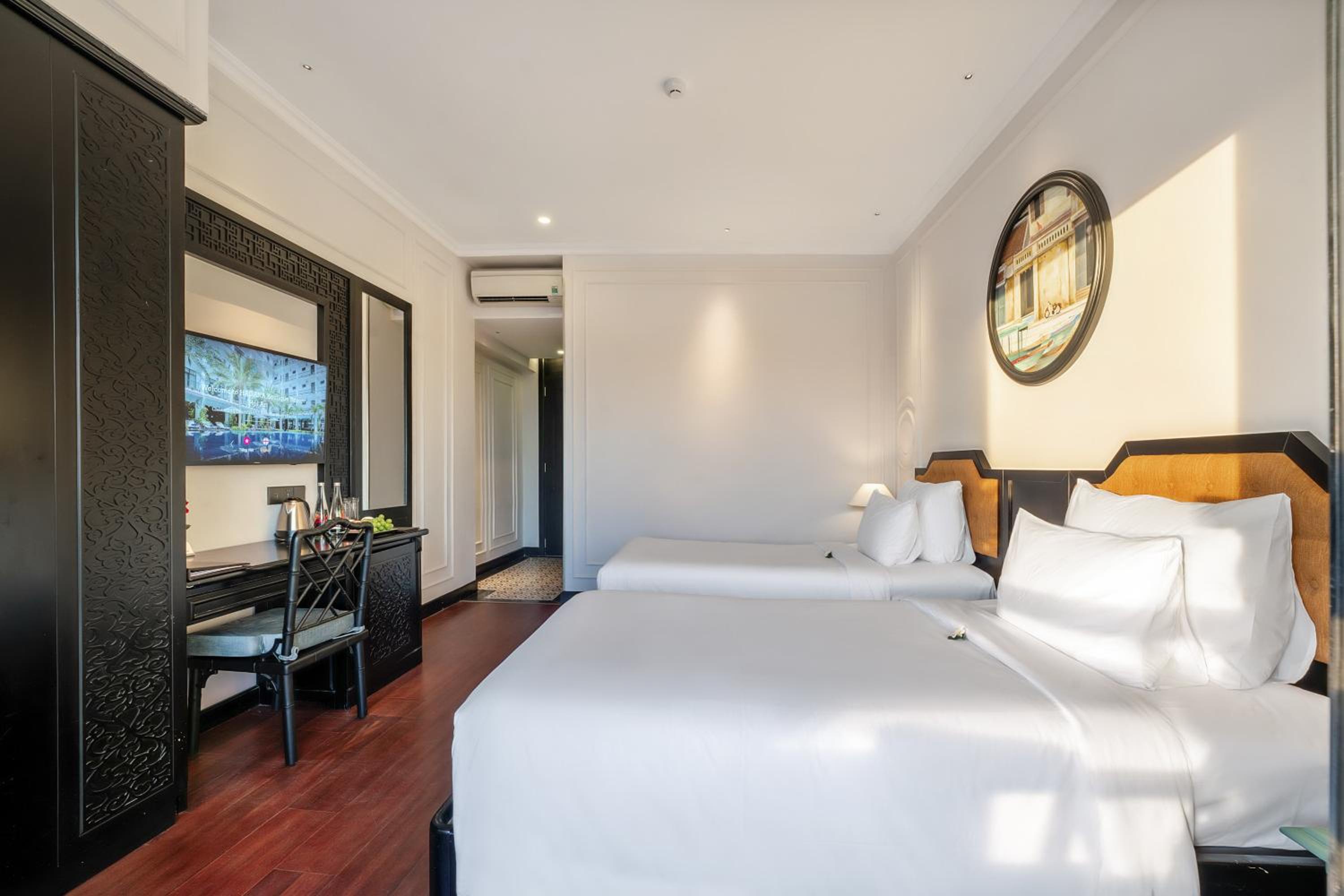 Senior Twin Room with Balcony and Pool View photo 3
