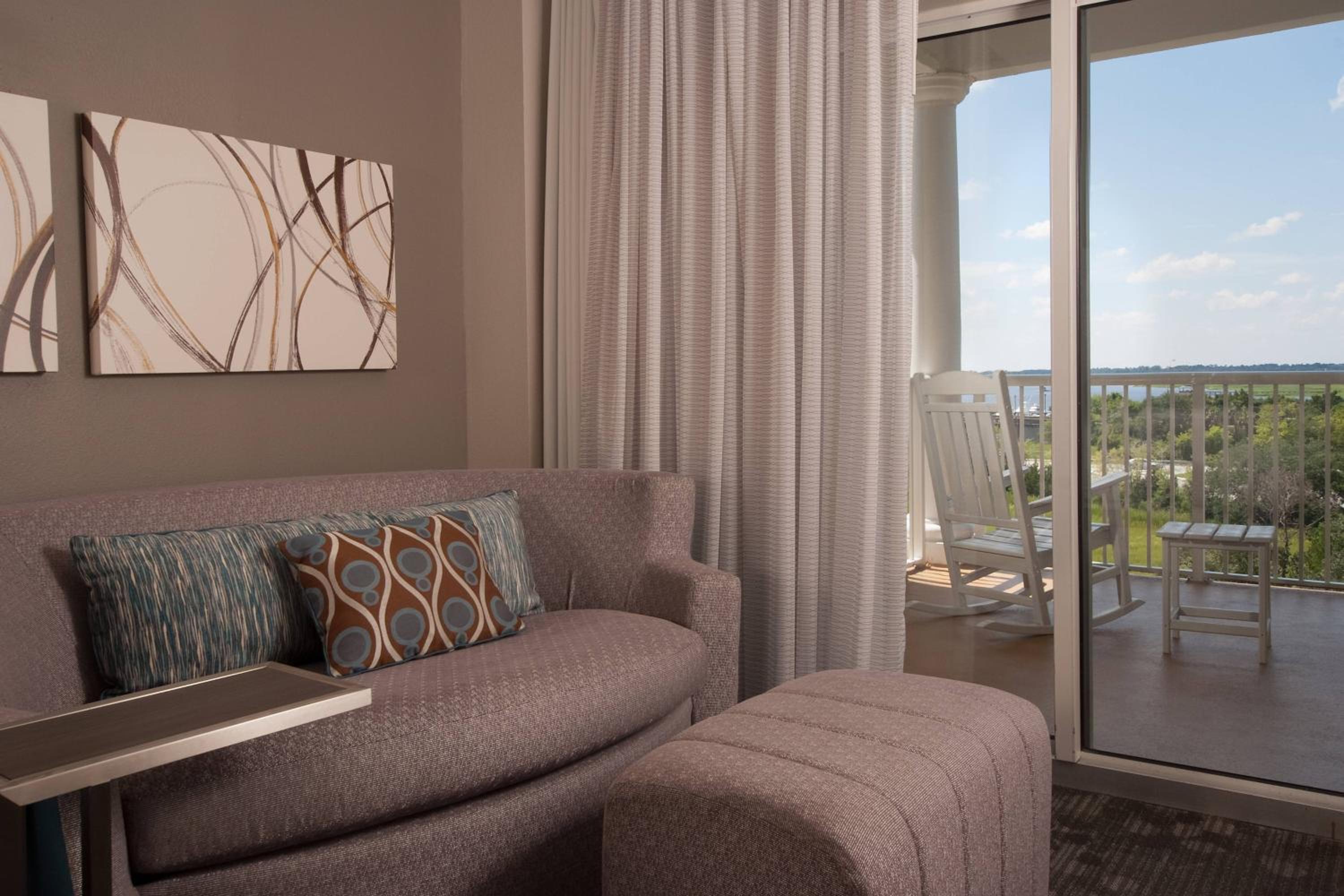Larger Guest room, 2 Queen, Sofabed, Partial water view