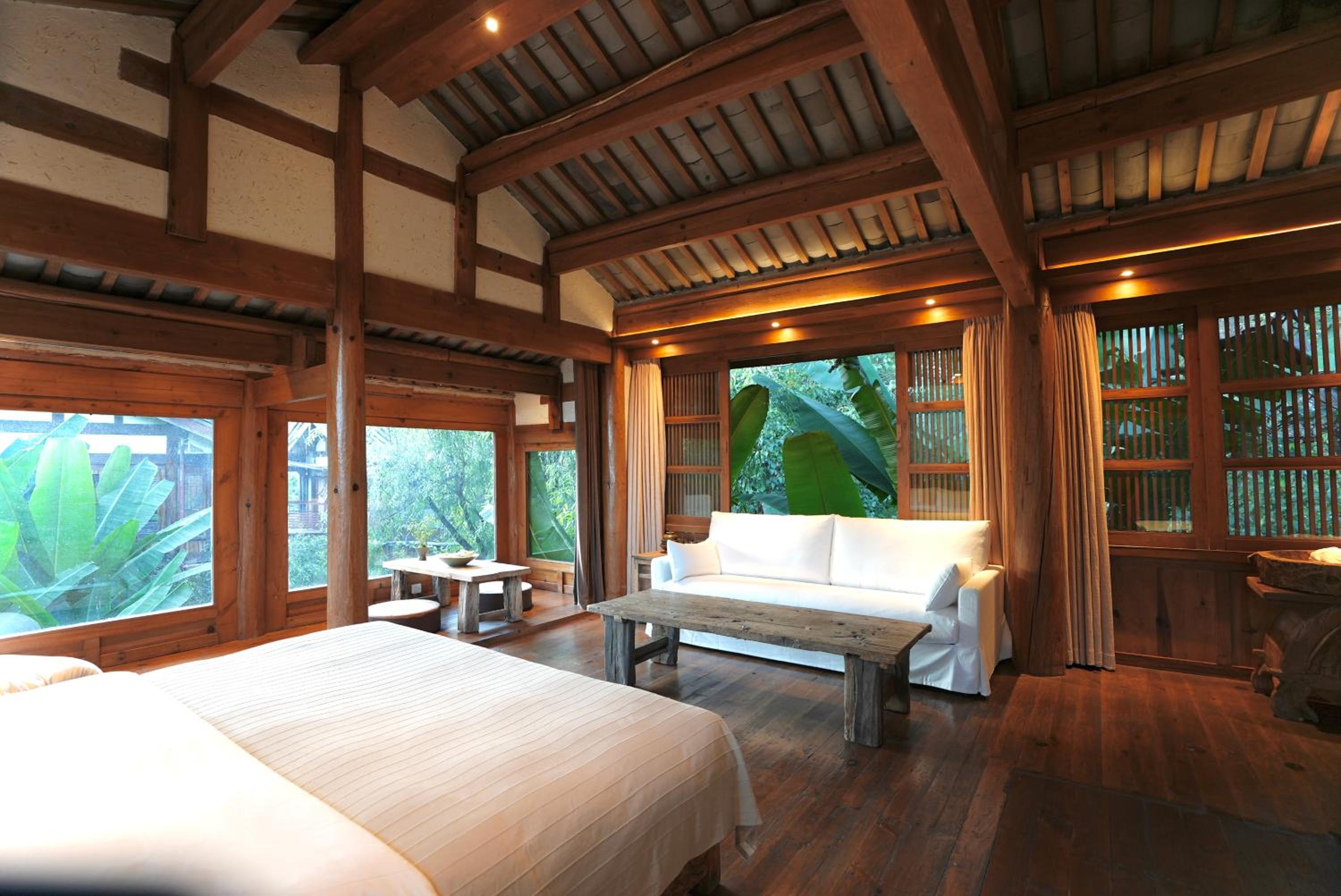 Deluxe King Room with Mountain View photo 3