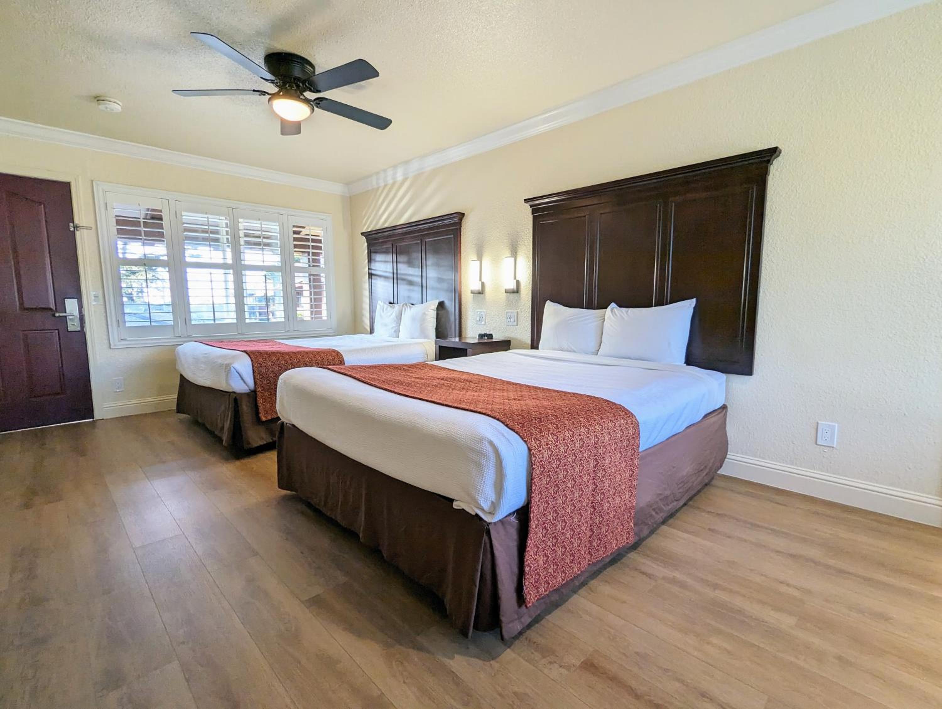 Queen Room with Two Queen Beds - Photo 5