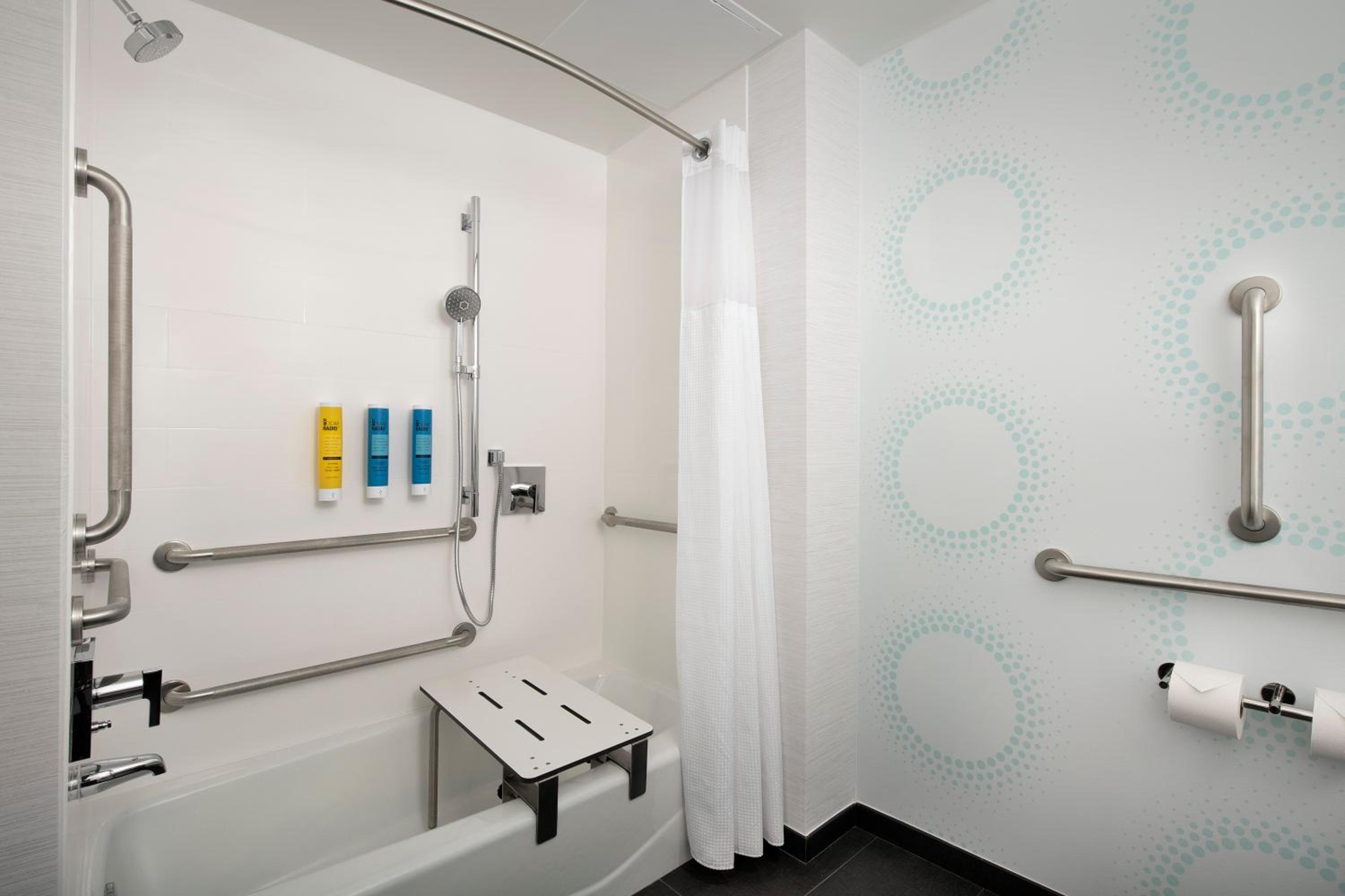 King Room with Bath Tub - Mobility Access - Photo 4