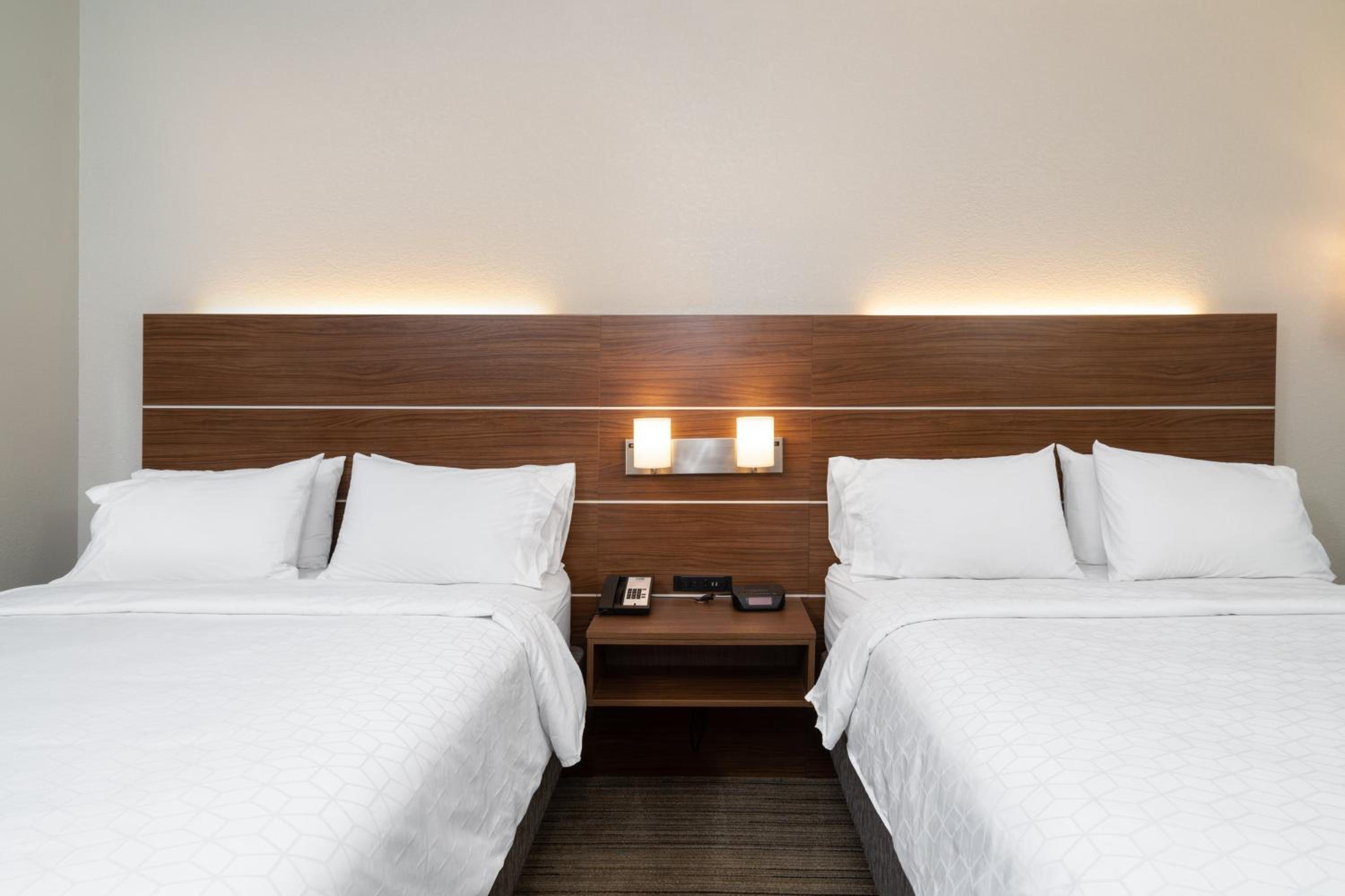 Standard Room with Two Queen Beds - Photo 5