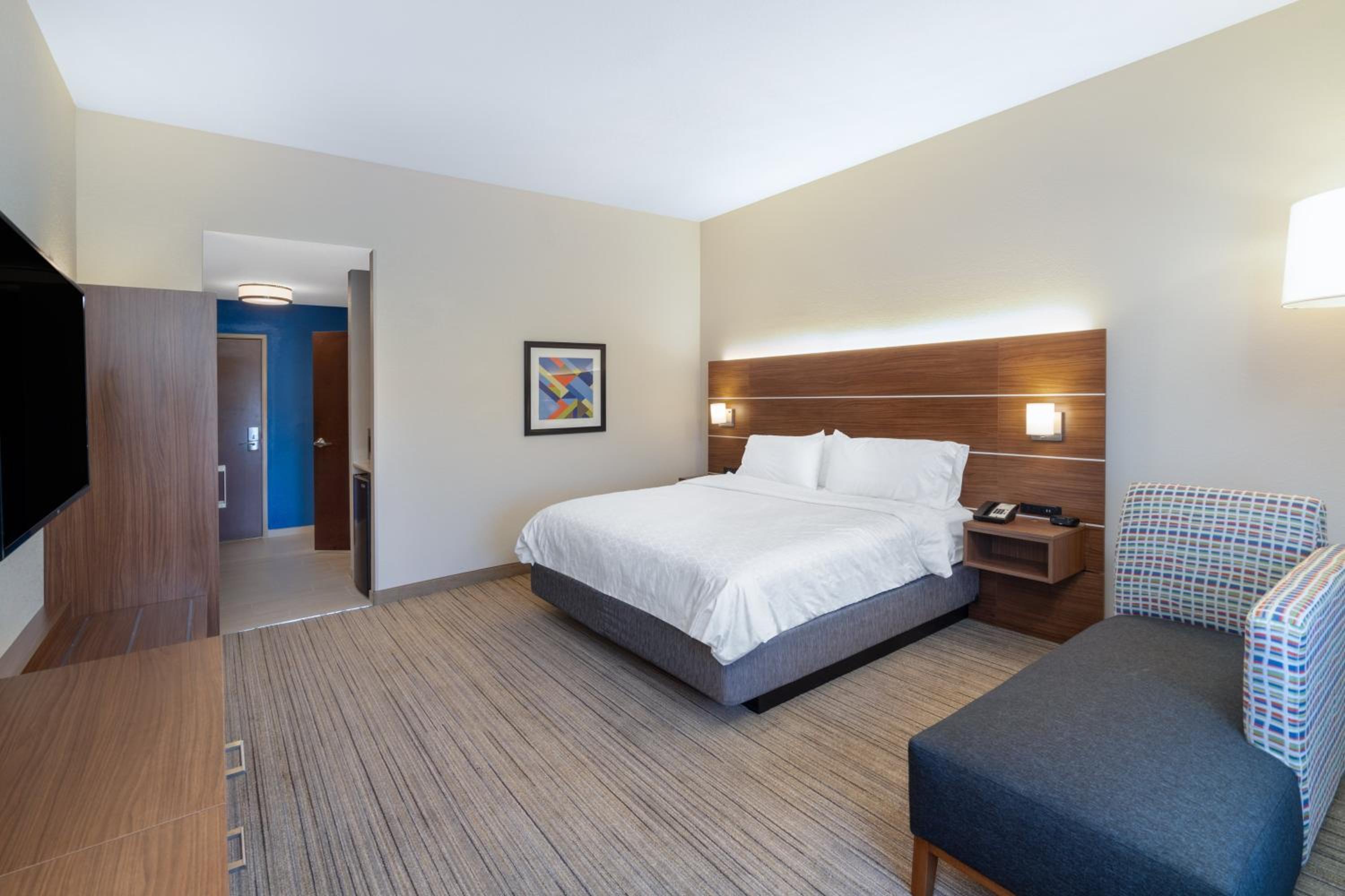 Standard King Room with Extra Floor Space - Photo 5
