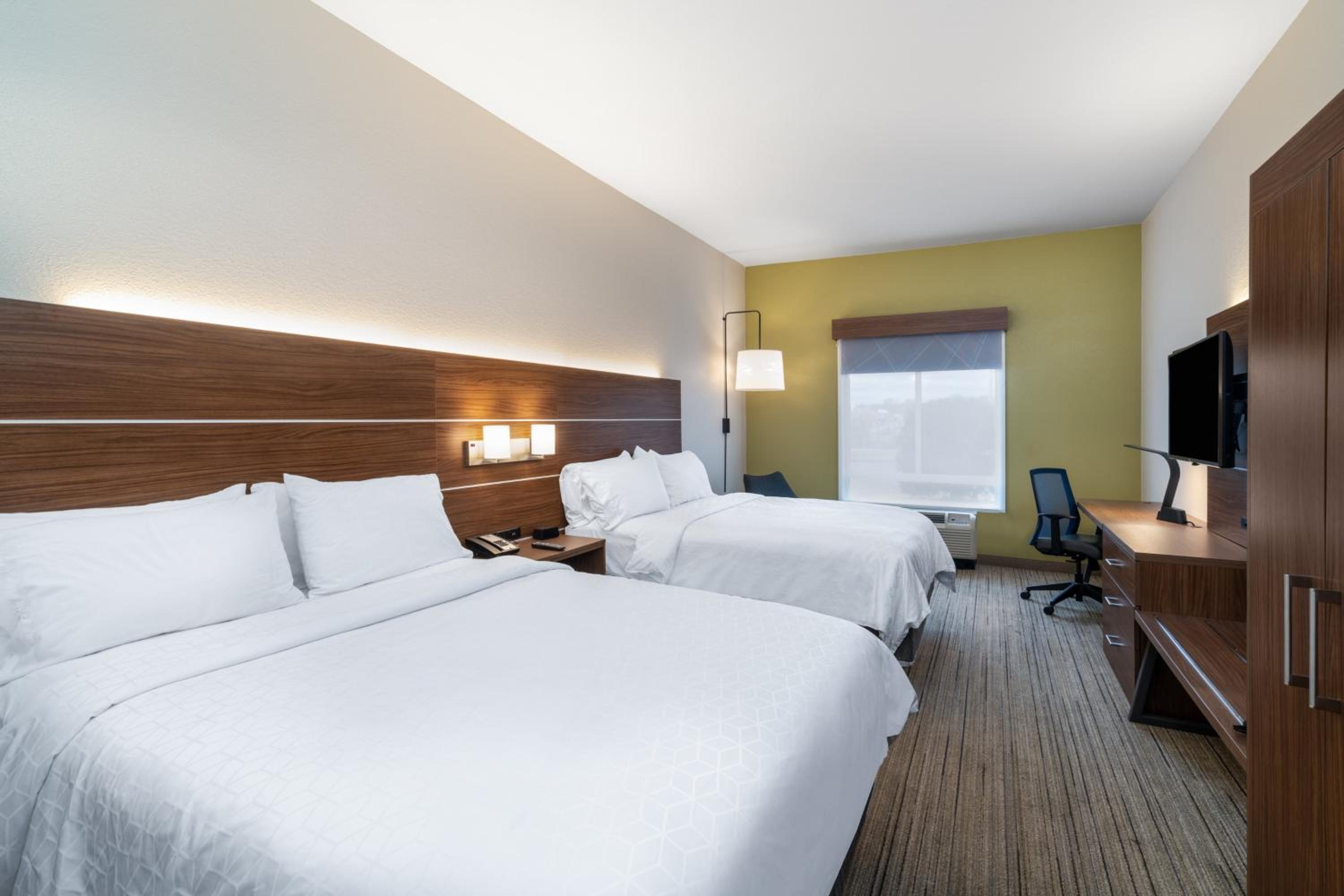 Standard Room with Two Queen Beds - Photo 3