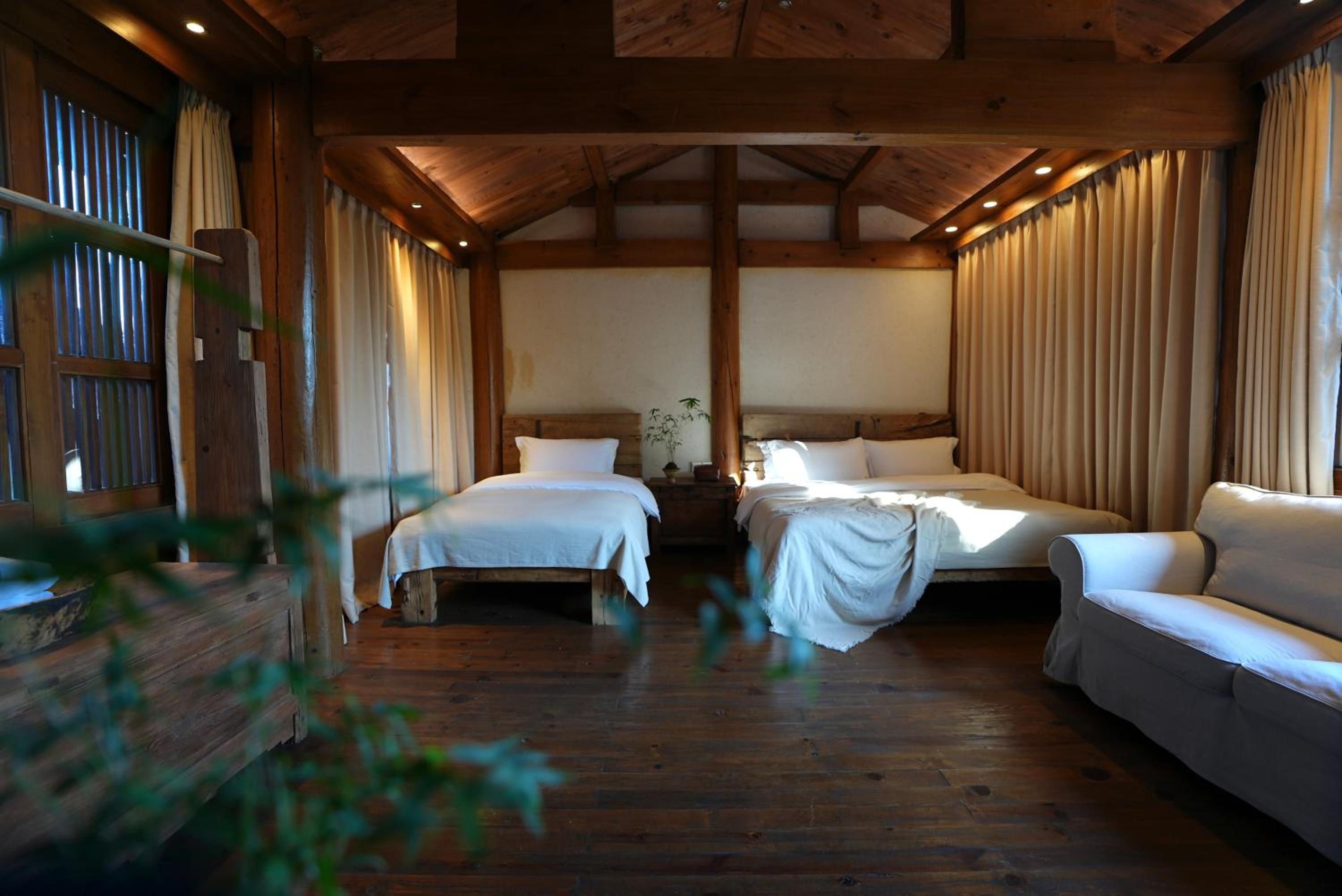 Family Room with Garden View photo 3