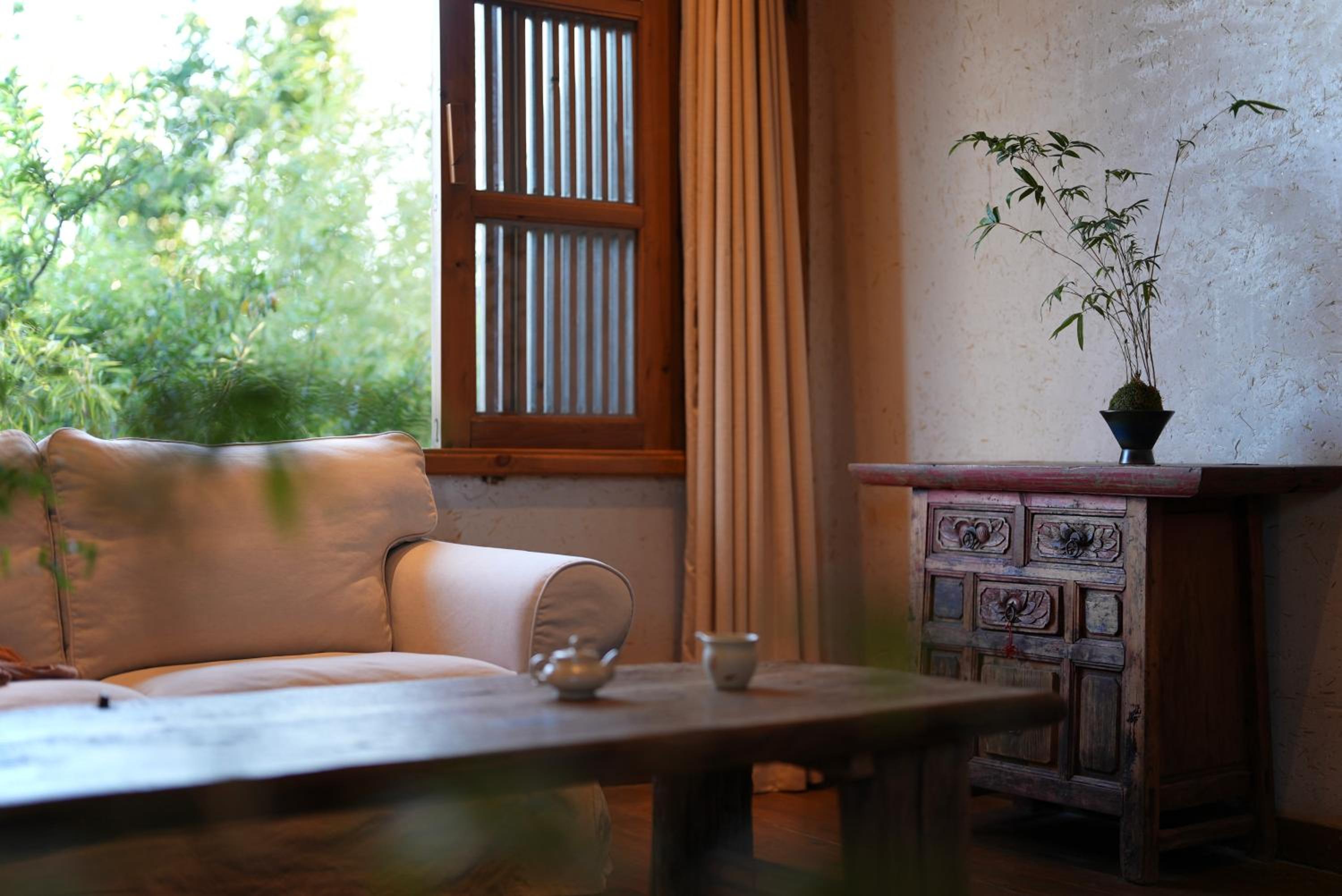 Family Room with Garden View