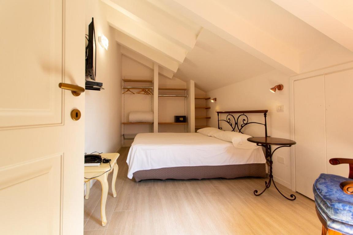 Suite with Spa Bath - Photo 4
