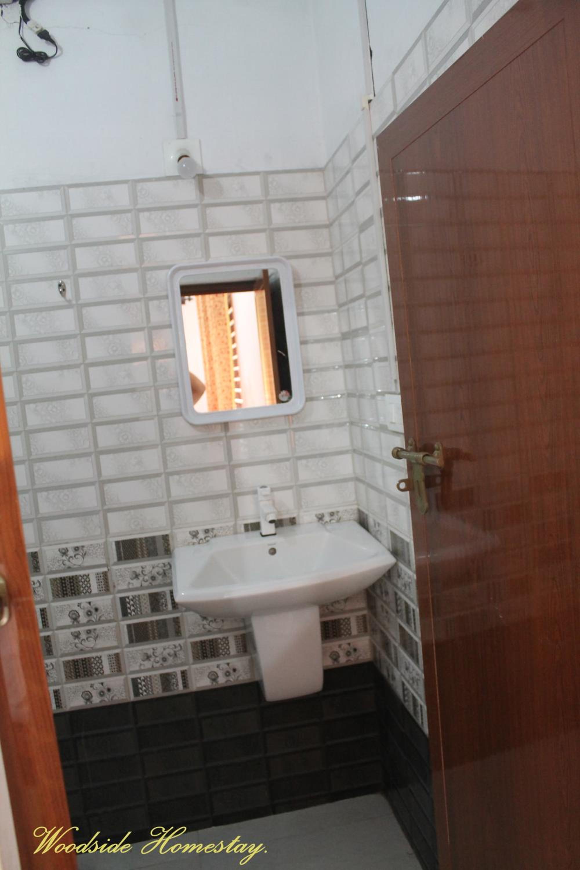 Deluxe Queen Room - Photo 9