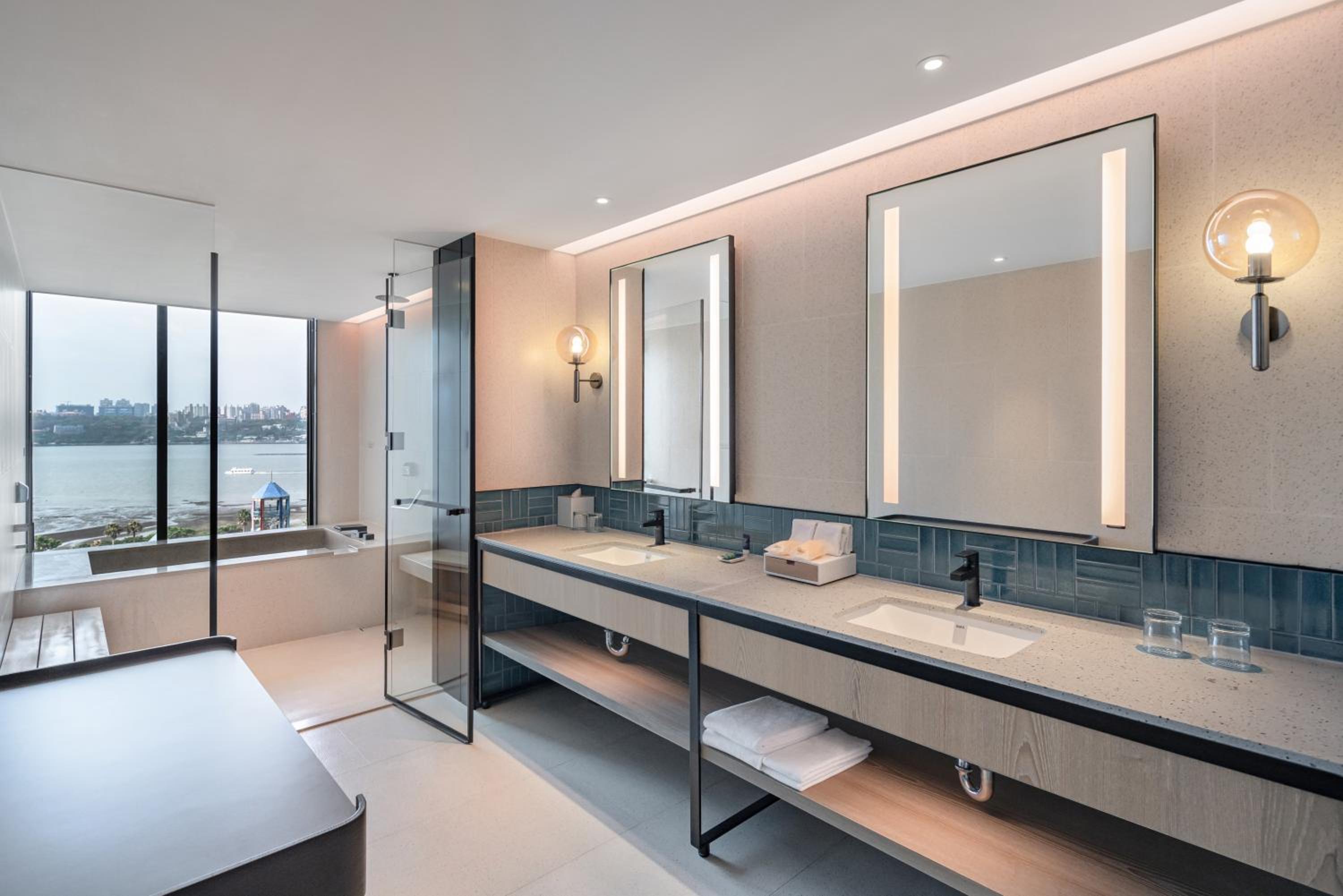 Premium Double Room with Two Double Beds photo 2