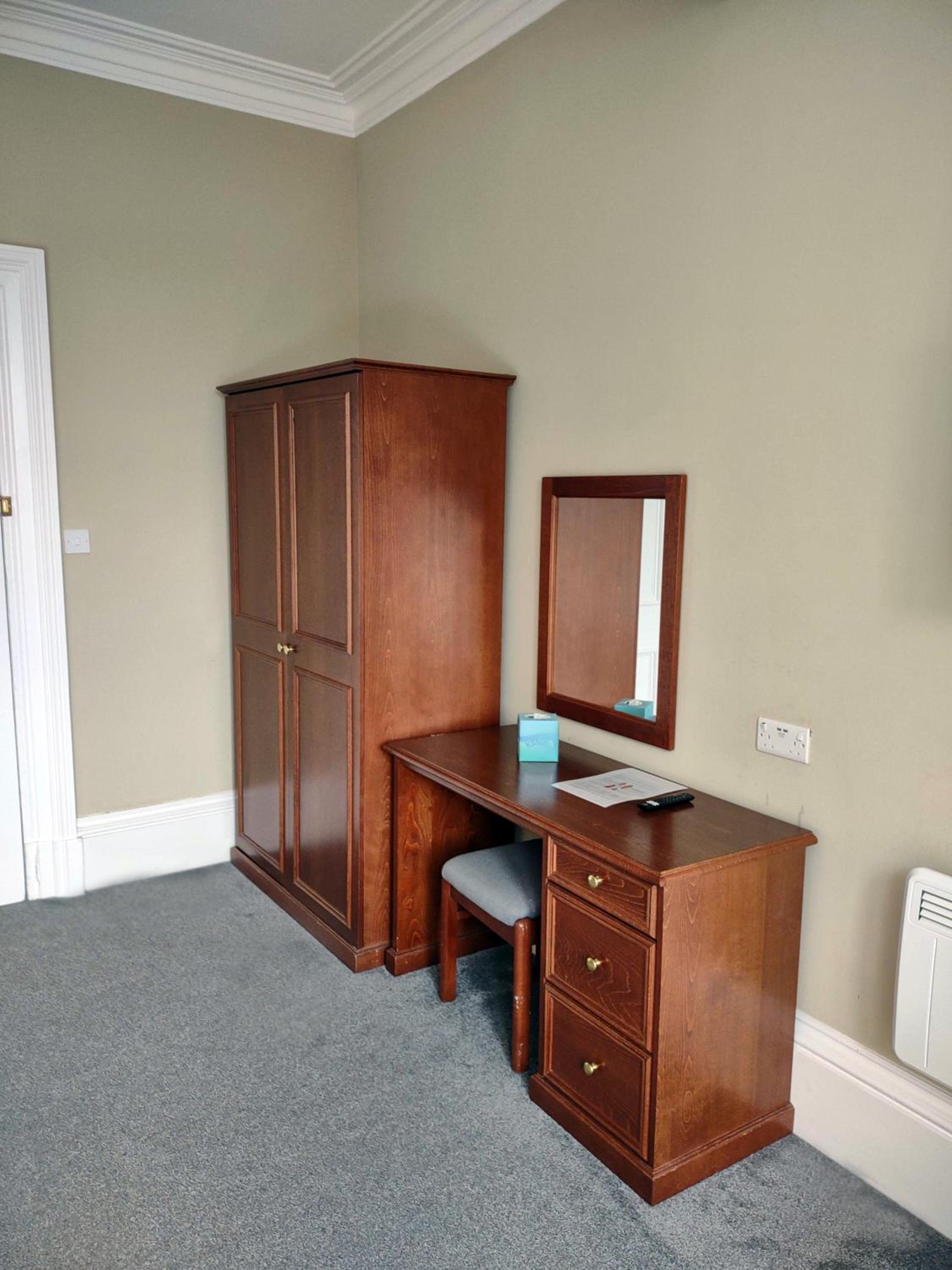 Double Room with Private Bathroom - Photo 33