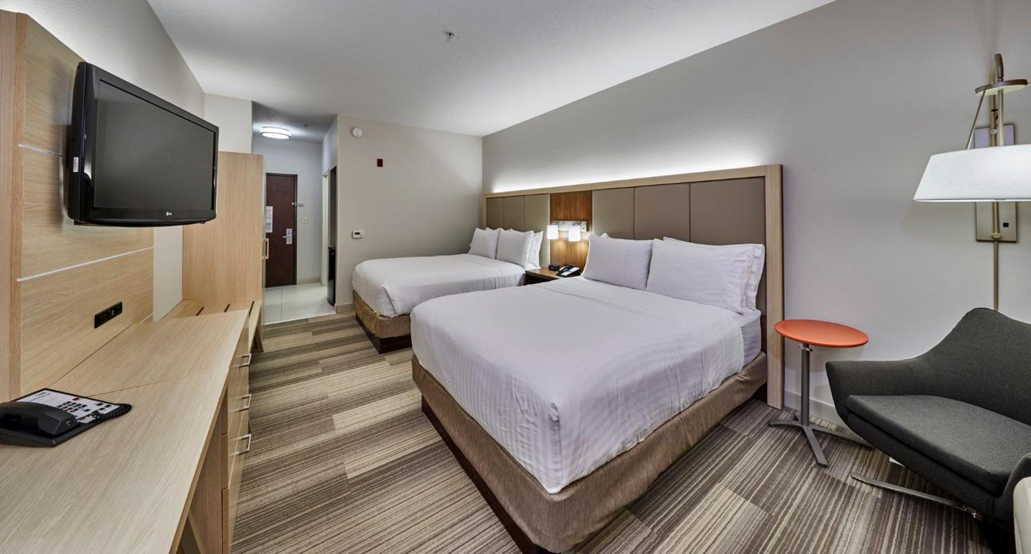 Standard Room with Two Queen Beds - Photo 6