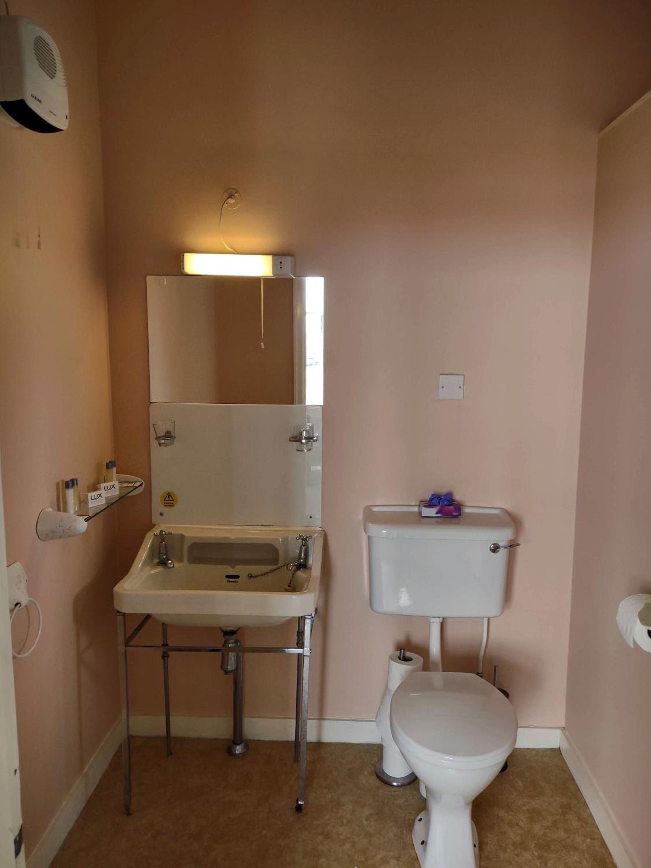 Double Room with Private Bathroom - Photo 35