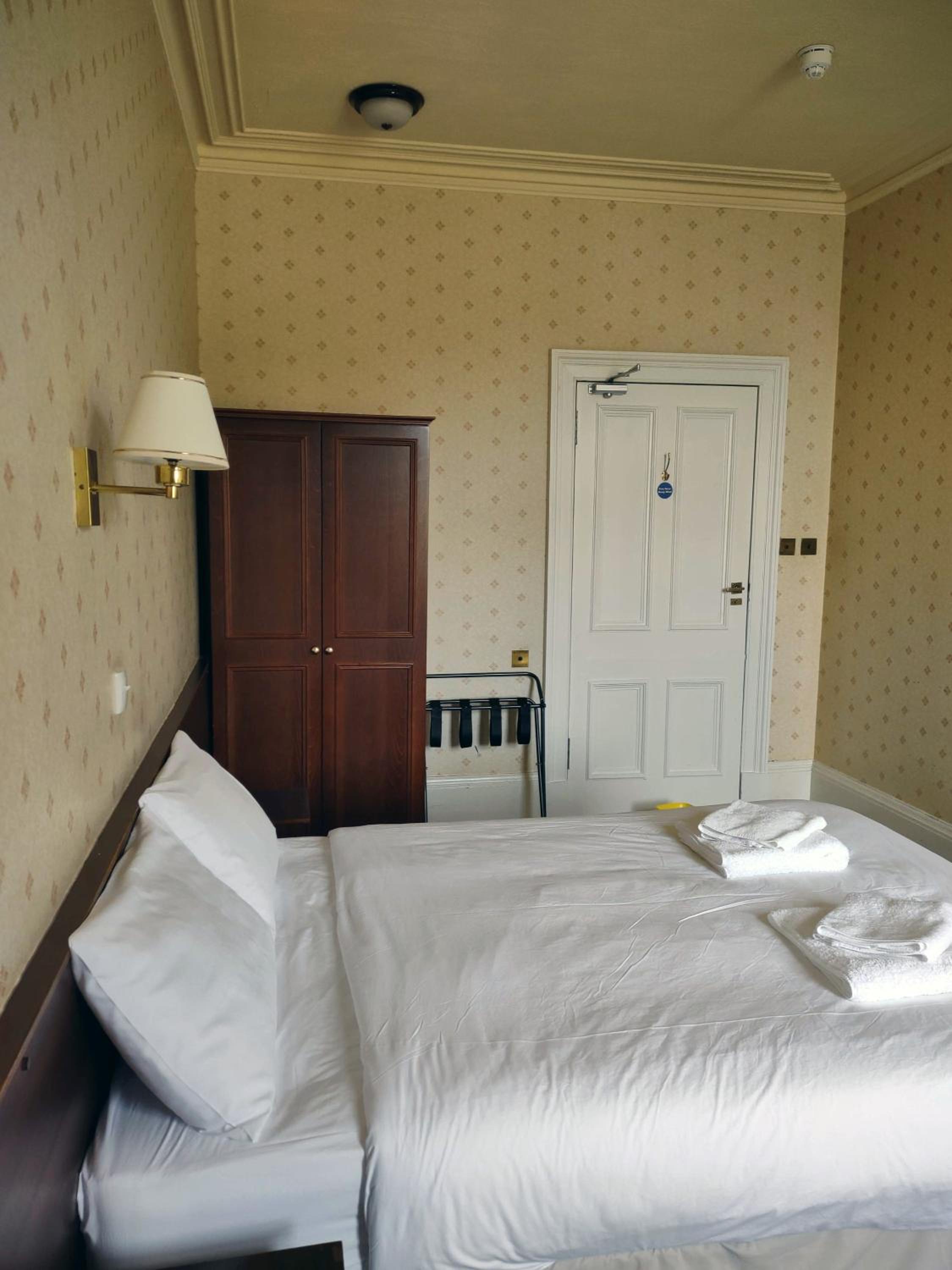 Double Room with Private Bathroom - Photo 38