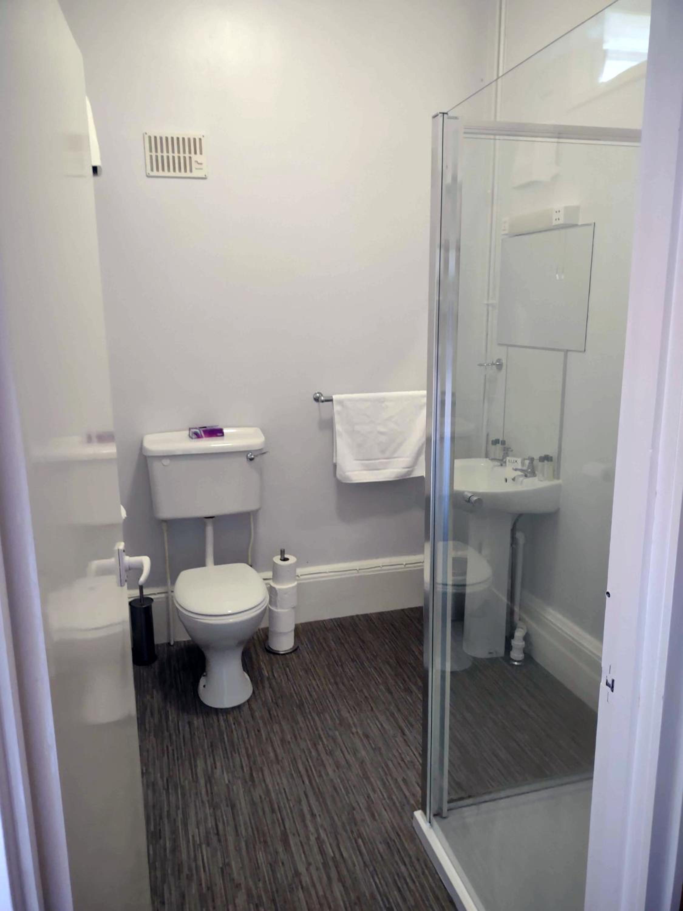 Double Room with Private Bathroom - Photo 22