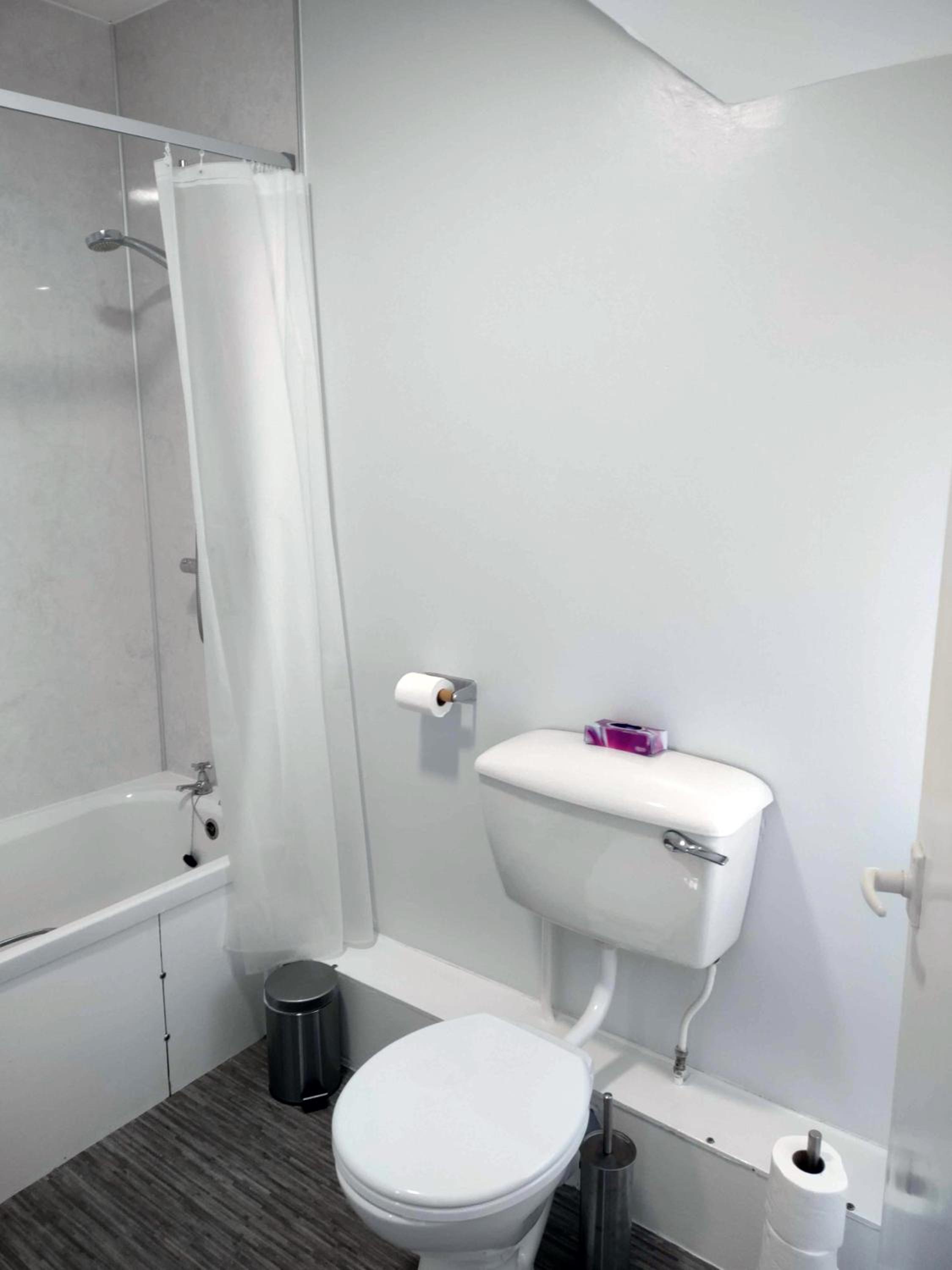 Double Room with Private Bathroom - Photo 26