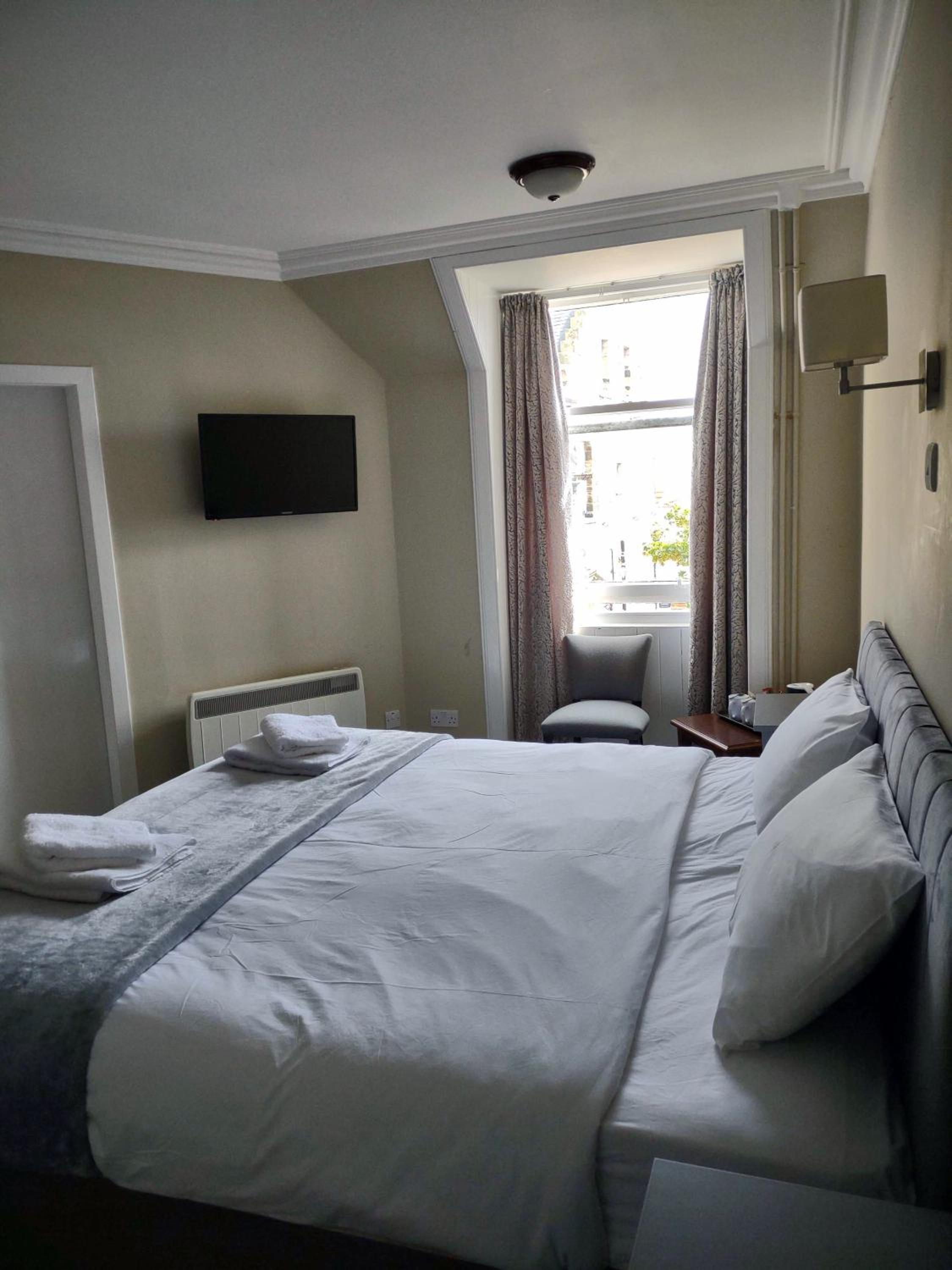 Double Room with Private Bathroom - Photo 28
