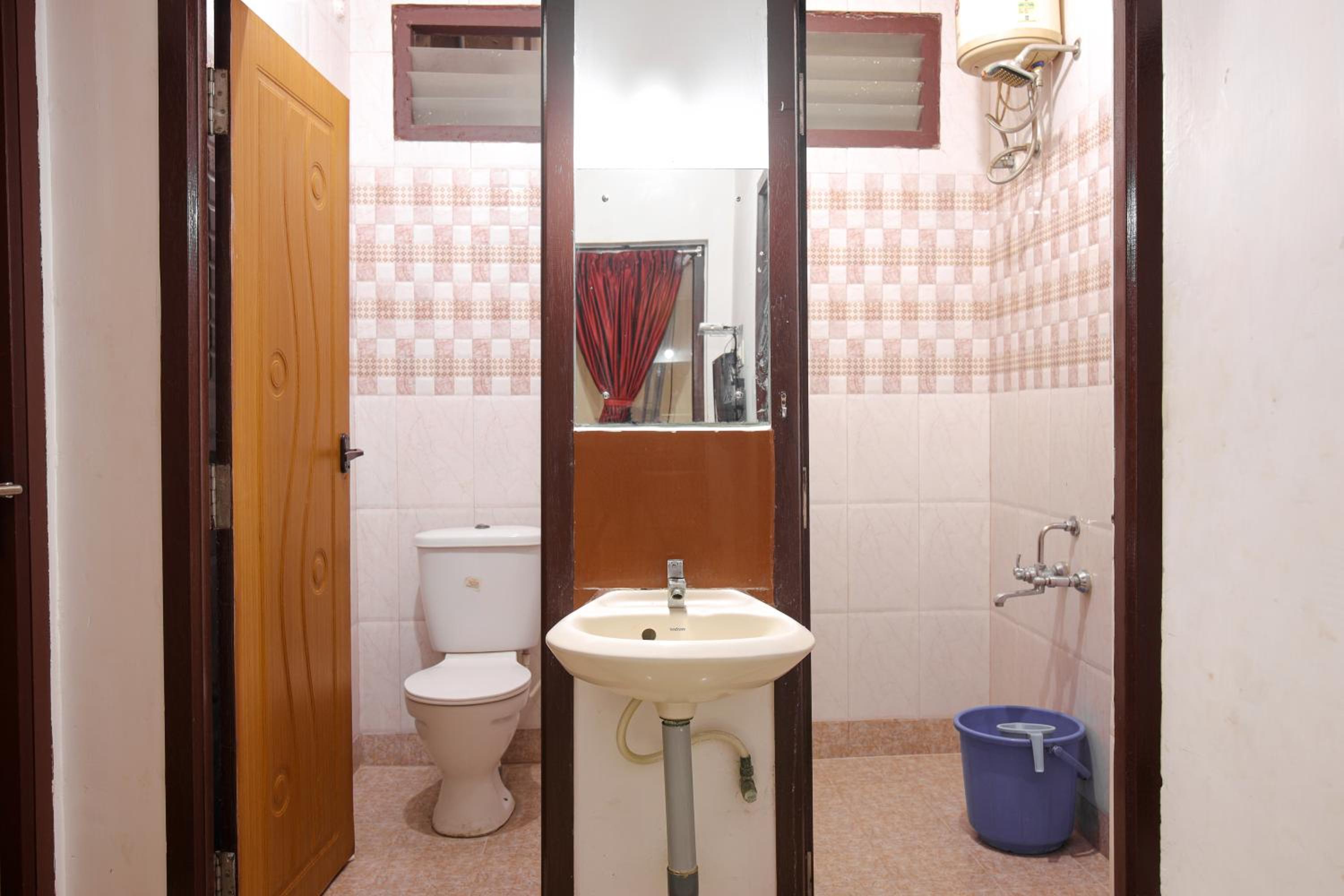 Deluxe Queen Suite photo 2