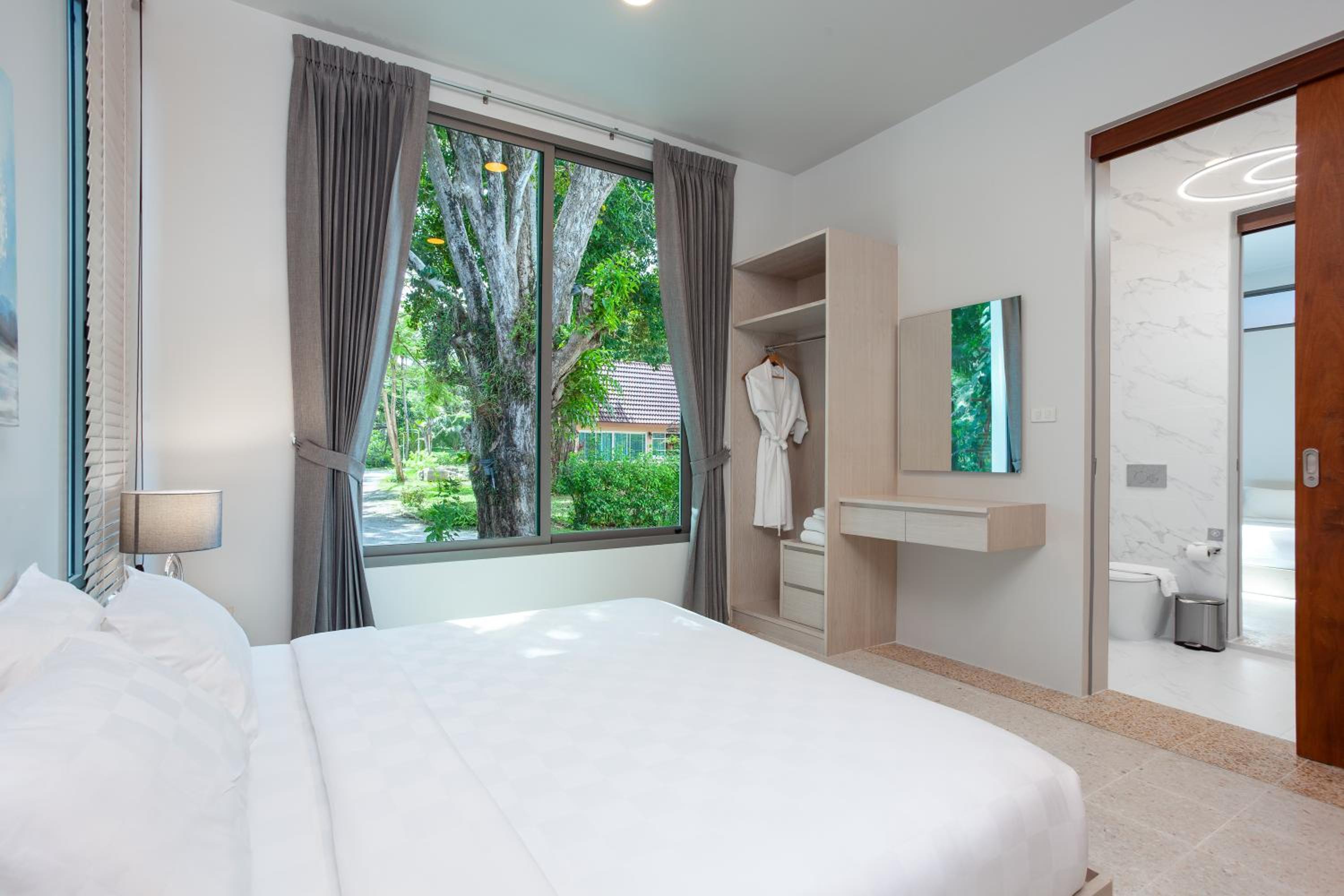 3-Bedroom Signature Beachfront Pool Villa photo 2