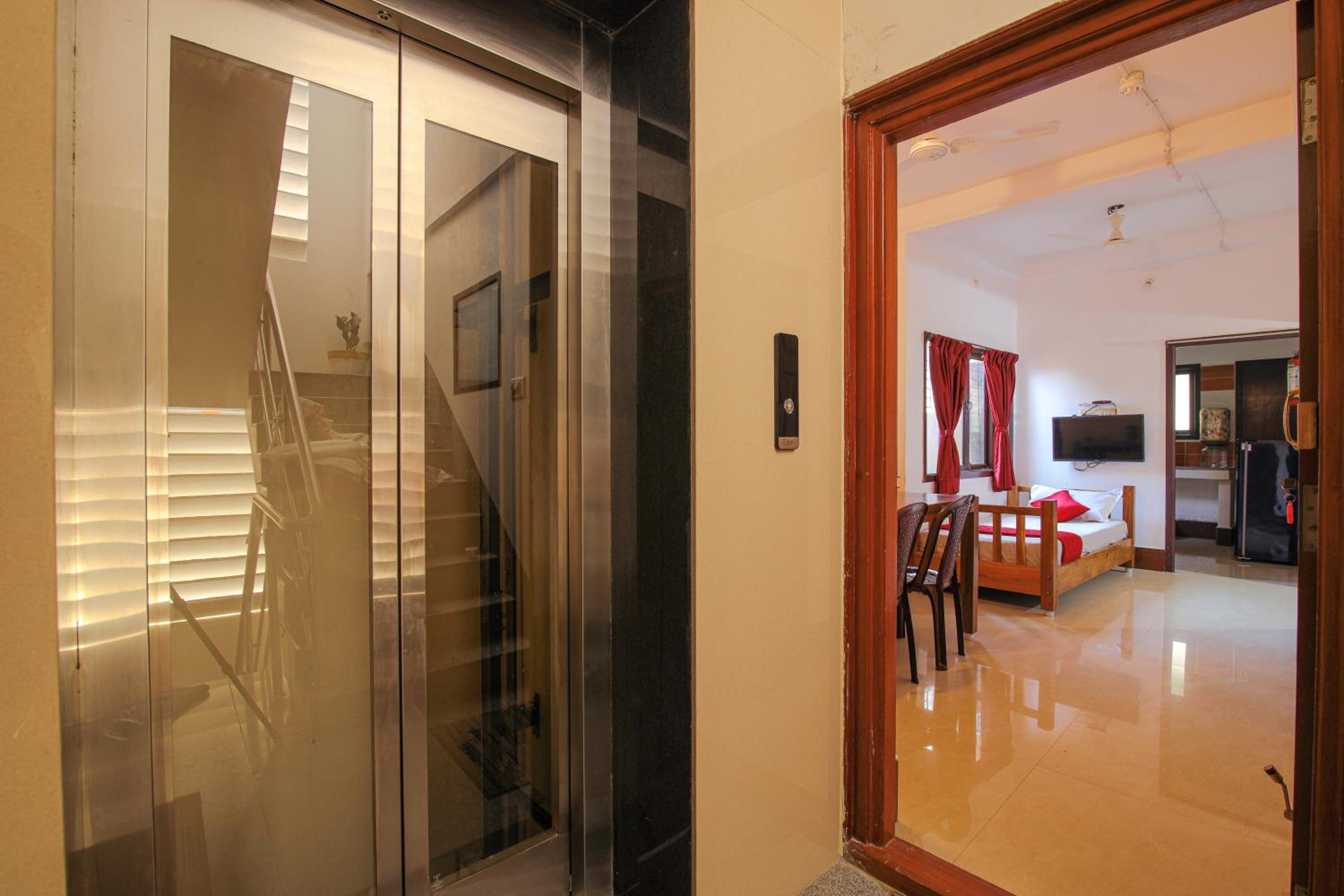 Deluxe King Suite photo 3