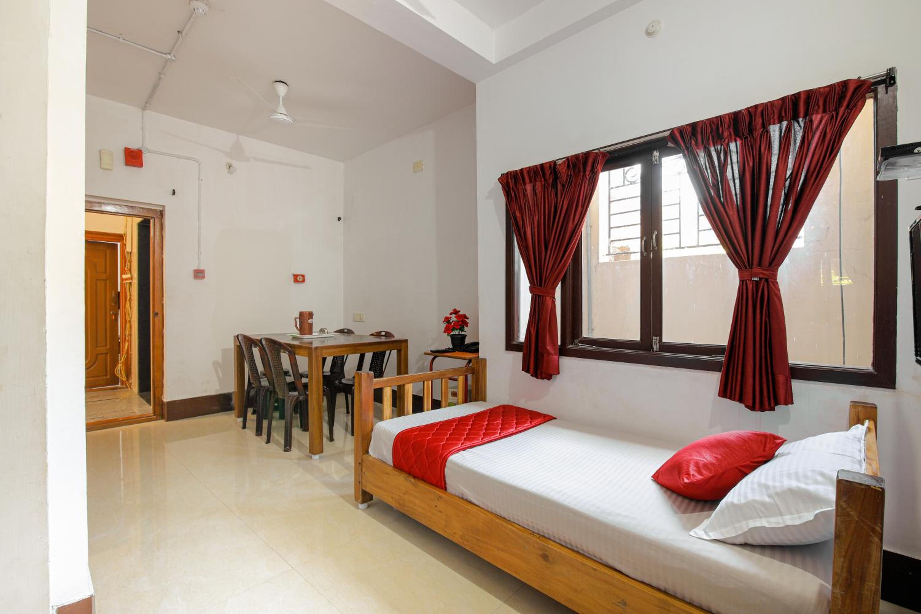 Deluxe King Suite photo 2