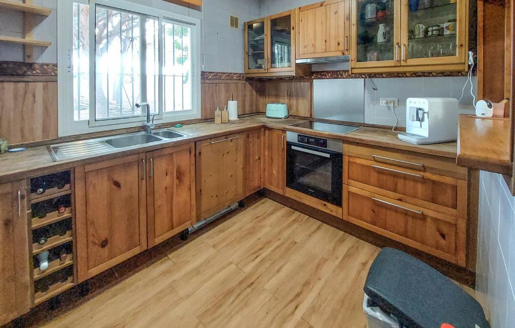 Five-Bedroom House photo 3