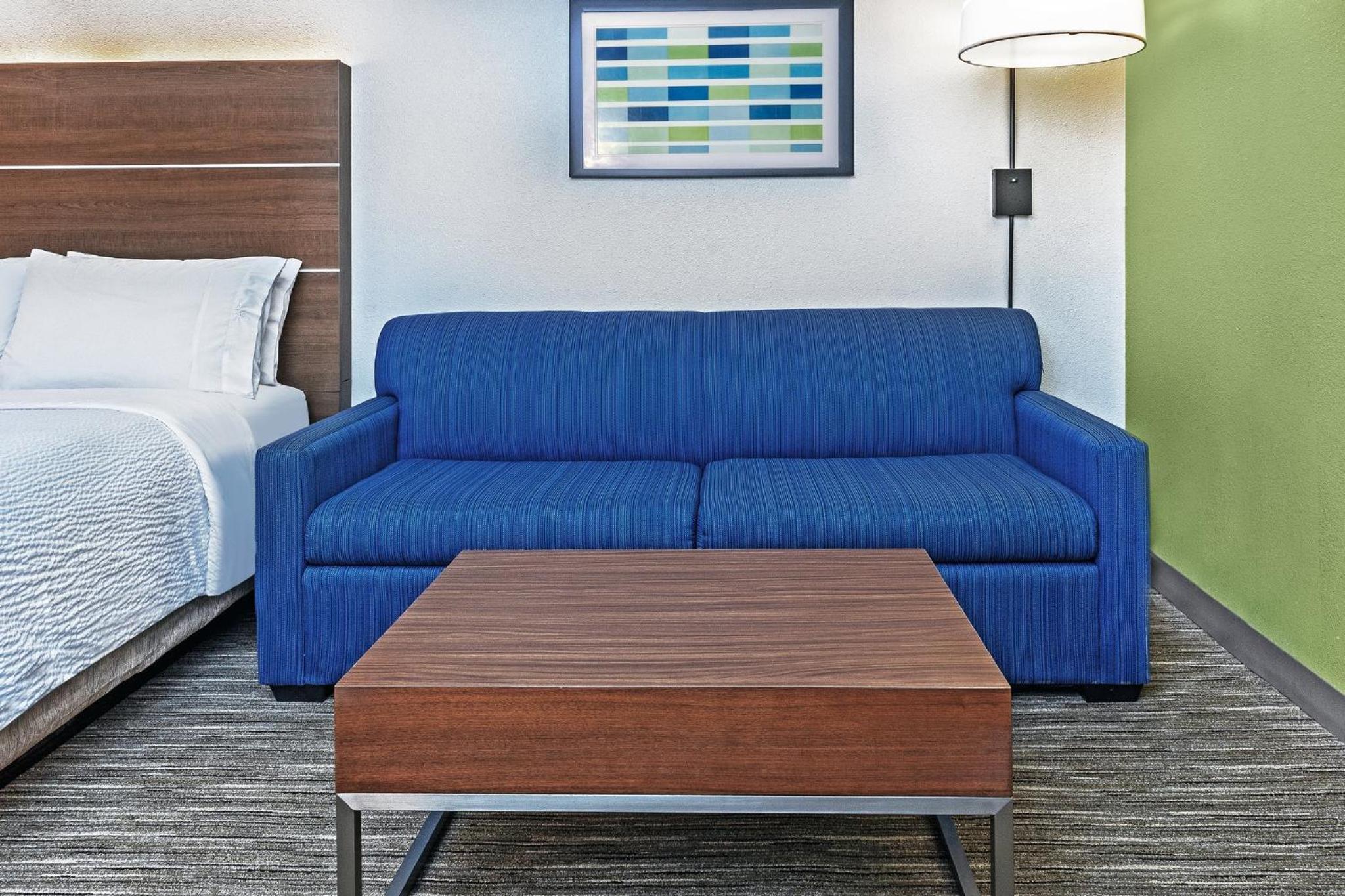 Standard King Room with Sofa Bed - Photo 1