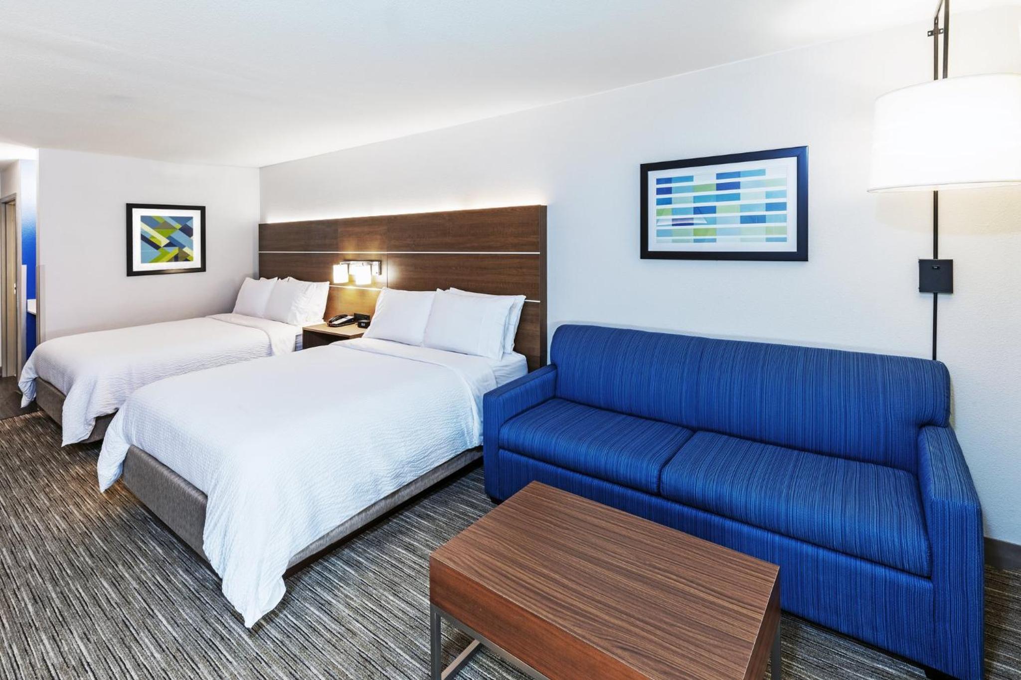 Standard Queen Room with Sofa Bed - Communications Accessible - Photo 6