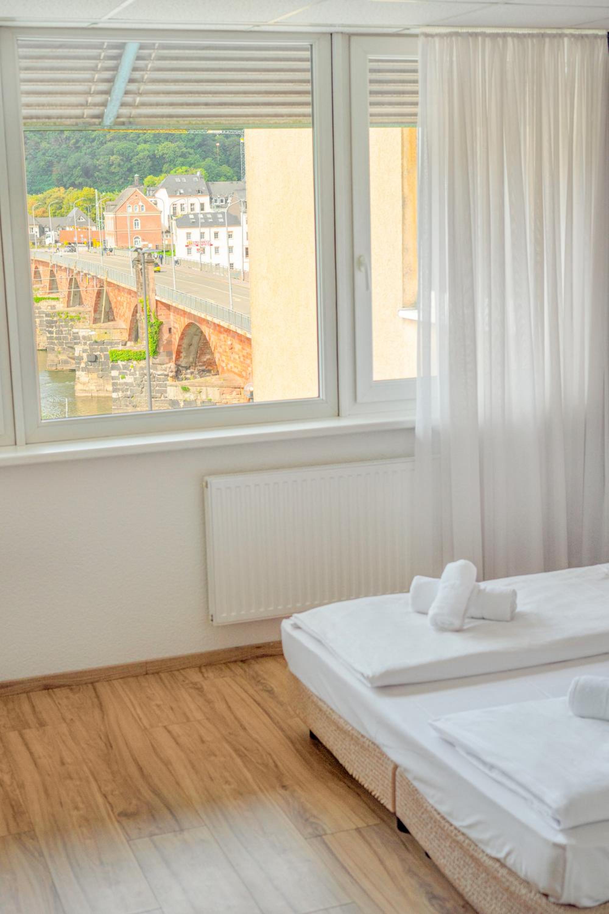 King Room with Lake View - Photo 8