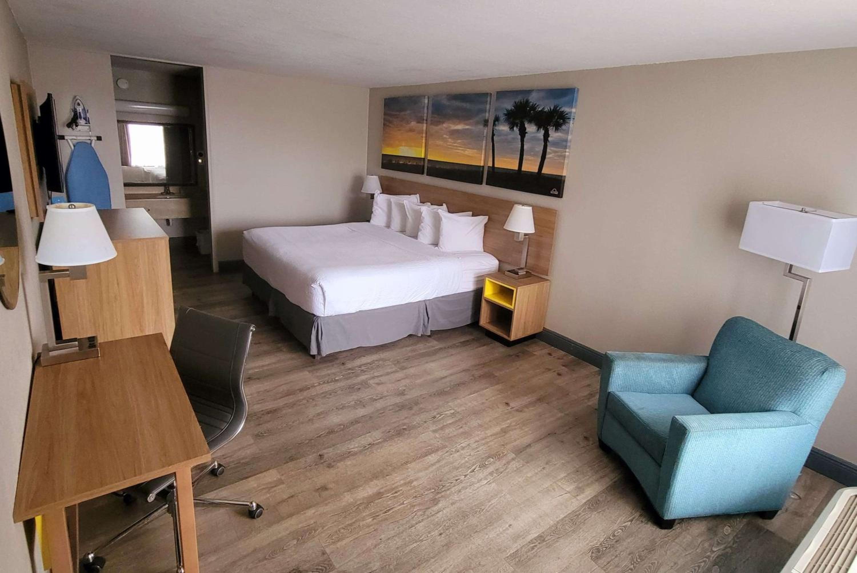 King Room - Non-Smoking - Photo 1