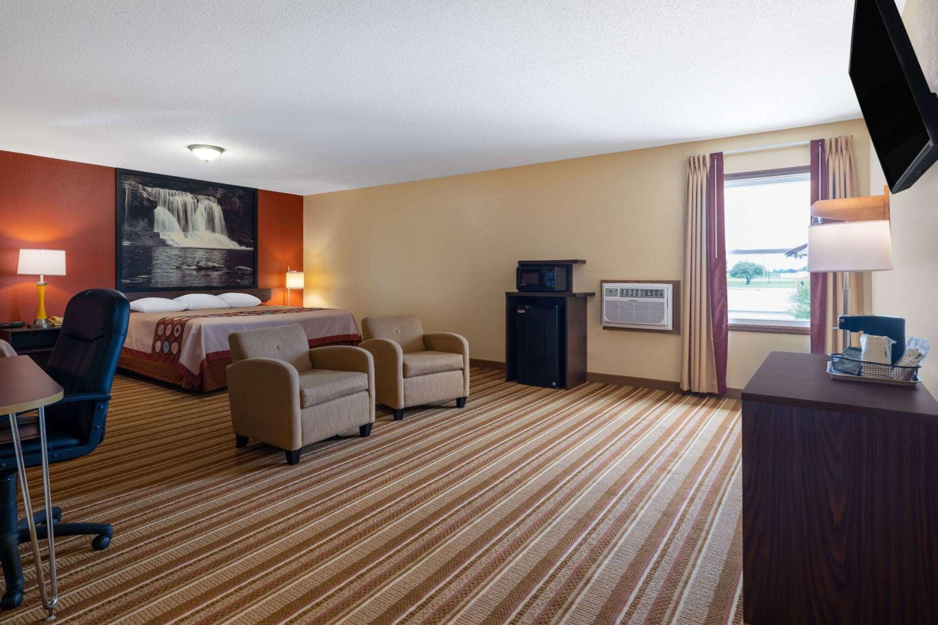 Studio Suite with Two King Beds - Non-Smoking - Photo 2