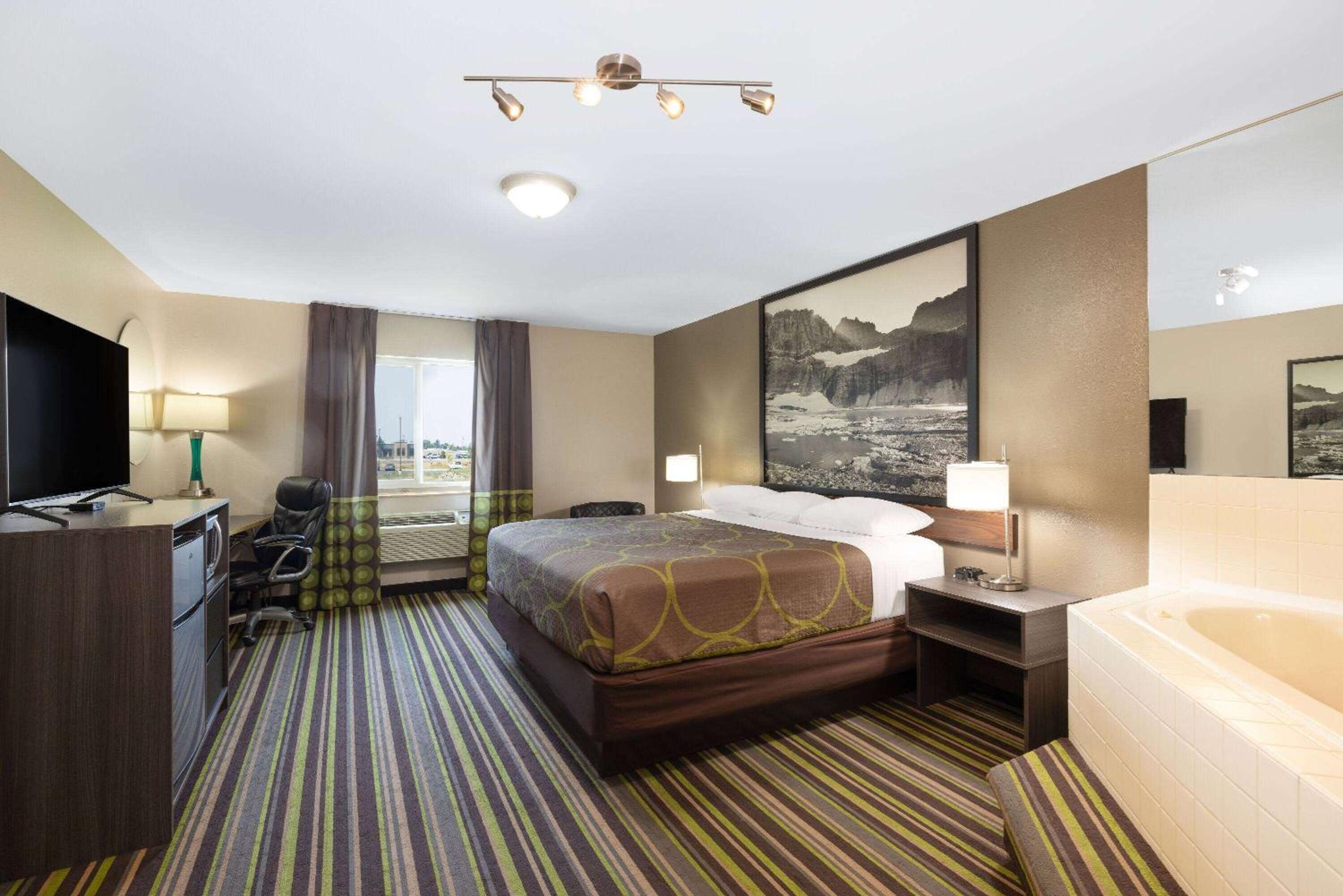 1 King Bed, Jetted Tub, Non-Smoking - Photo 1